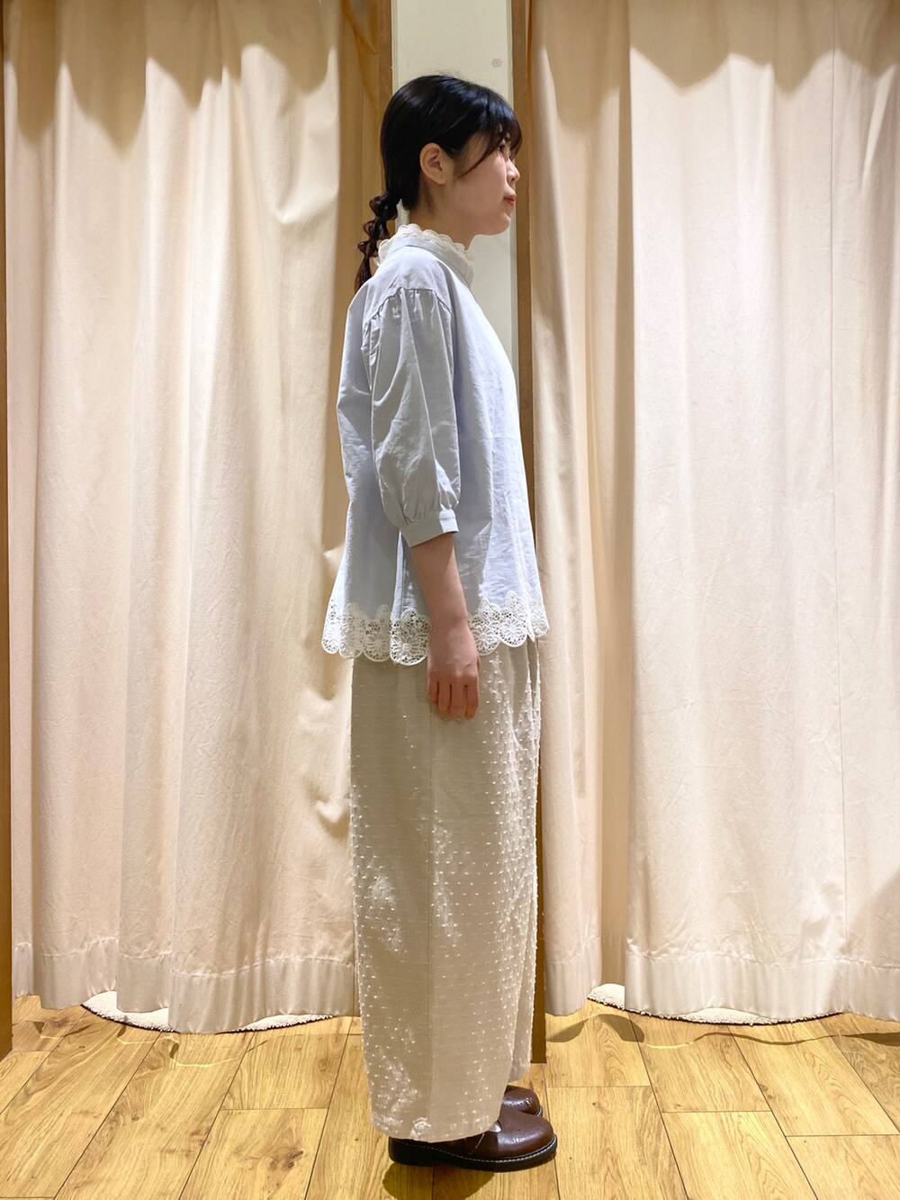 ホワイト系のその他パンツを着用したレディースの夏コーディネートの4枚目の写真