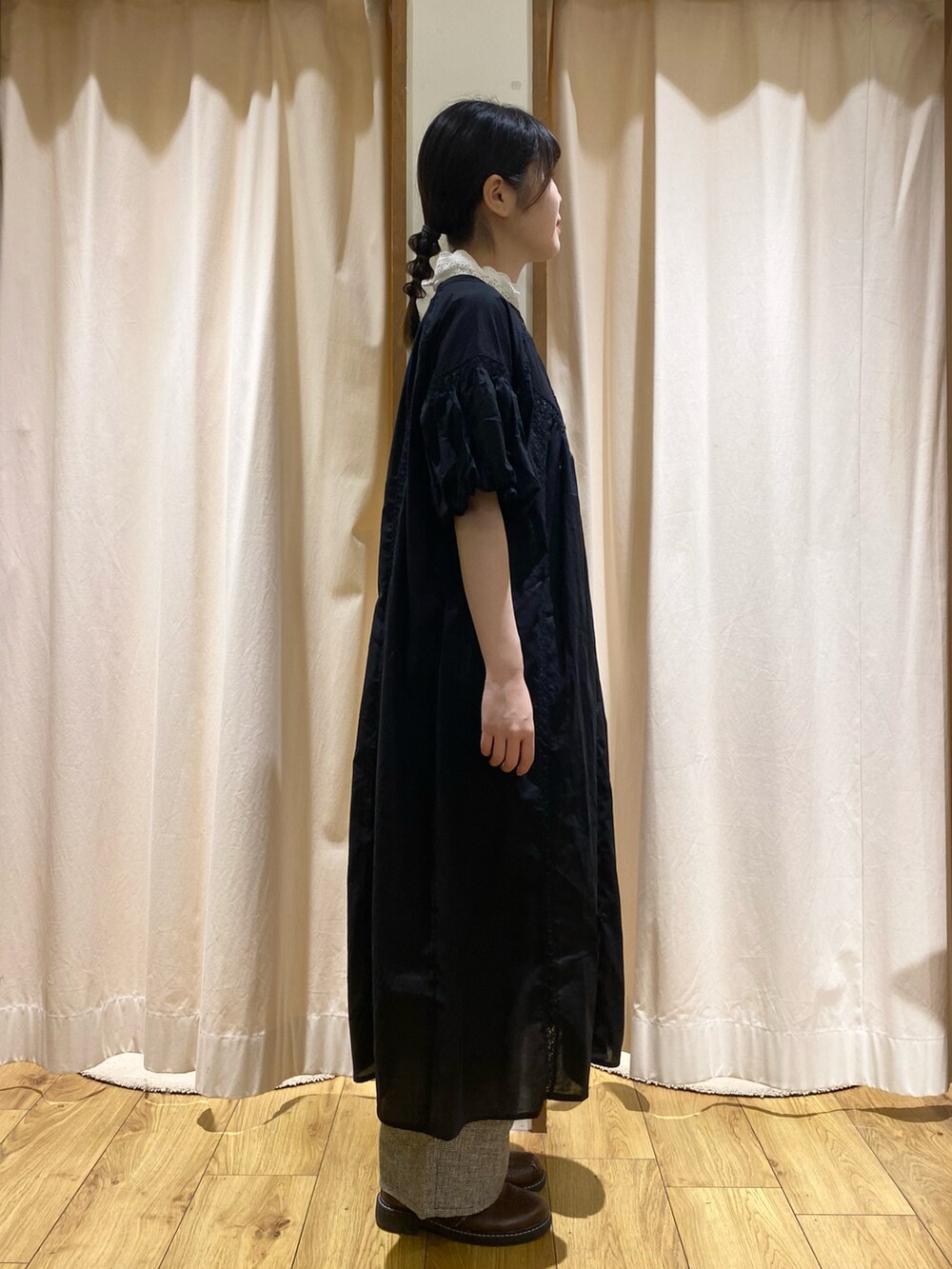 グレー系のその他パンツを着用したレディースの夏コーディネートの4枚目の写真