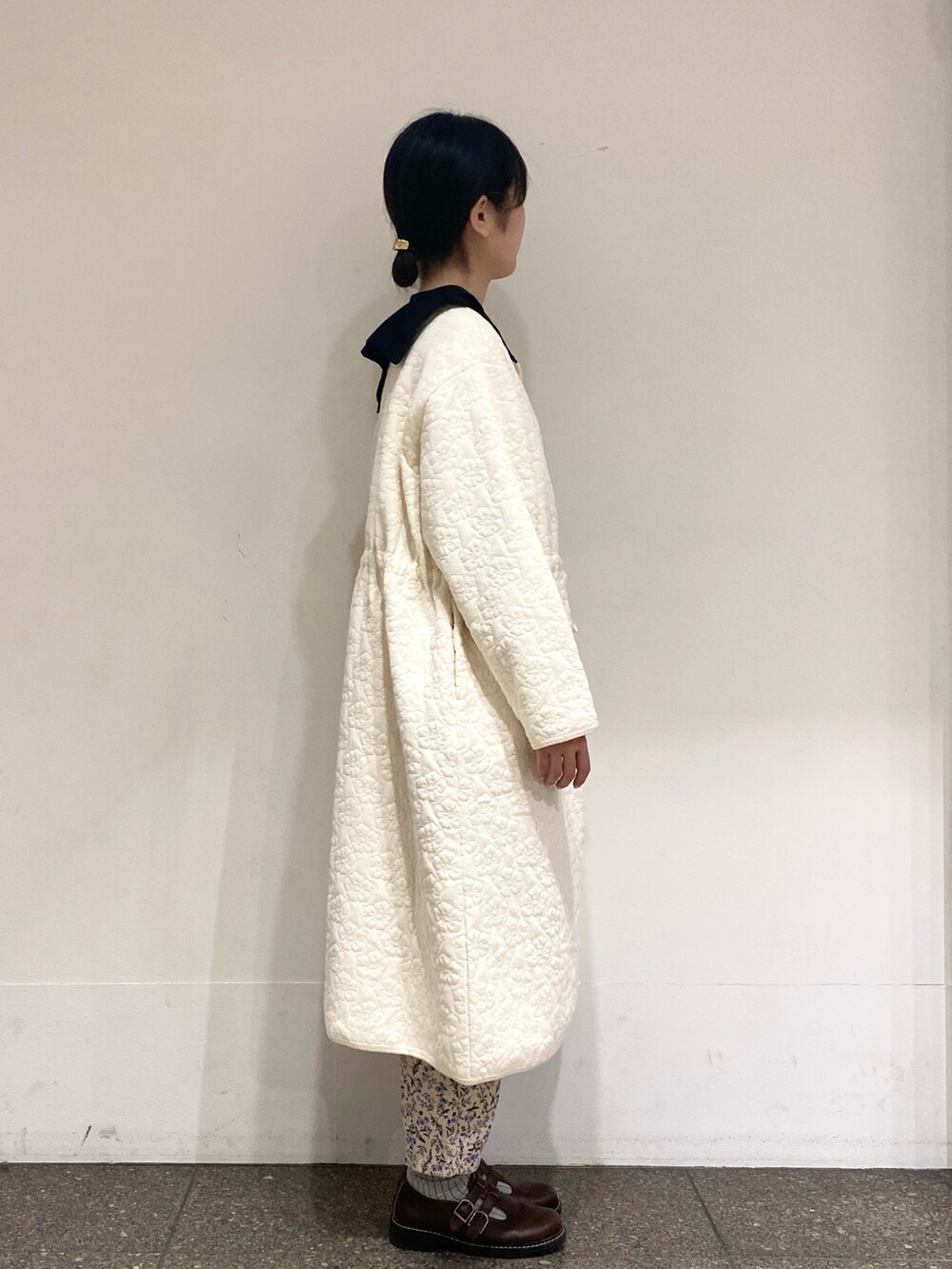 ホワイト系のその他アウター、ベージュ系のシャツ/ブラウス、ブルー系のその他パンツを着用したレディースの春コーディネートの4枚目の写真