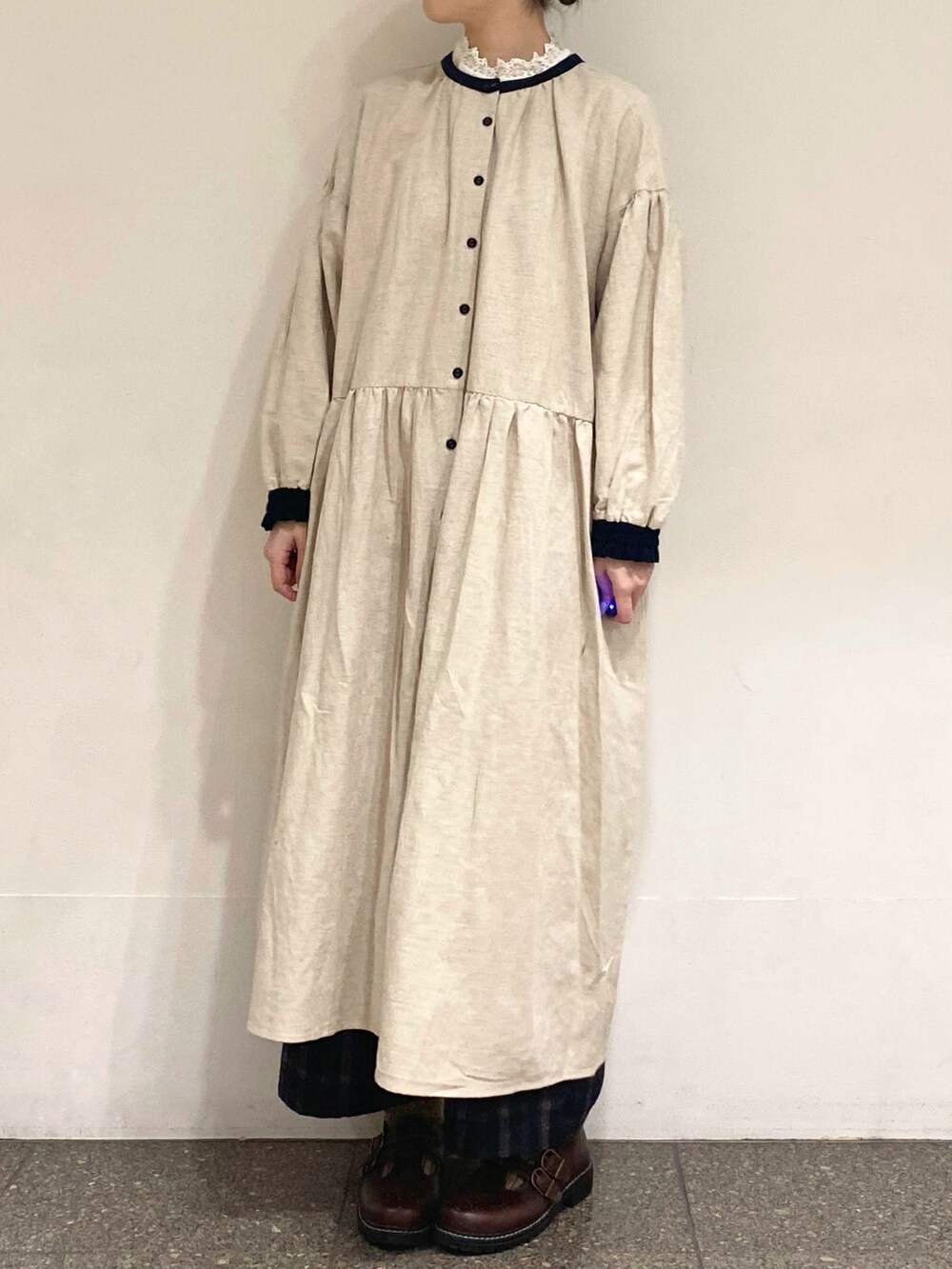 ホワイト系のシャツ/ブラウス、ベージュ系のワンピース、ブラック系のその他パンツを着用したレディースの冬コーディネートの5枚目の写真