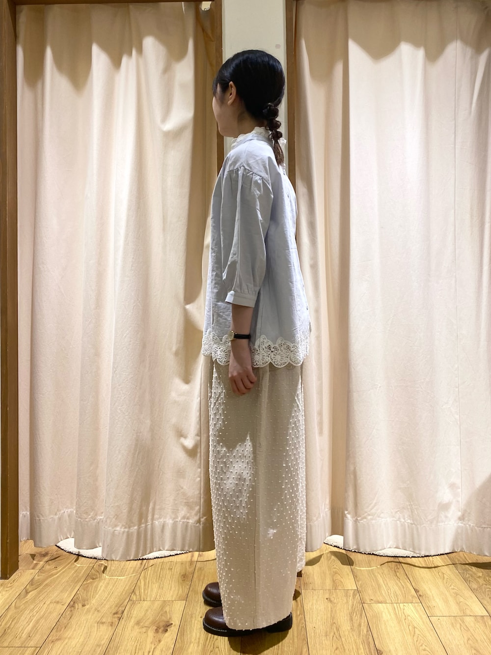 ホワイト系のその他パンツを着用したレディースの夏コーディネートの2枚目の写真