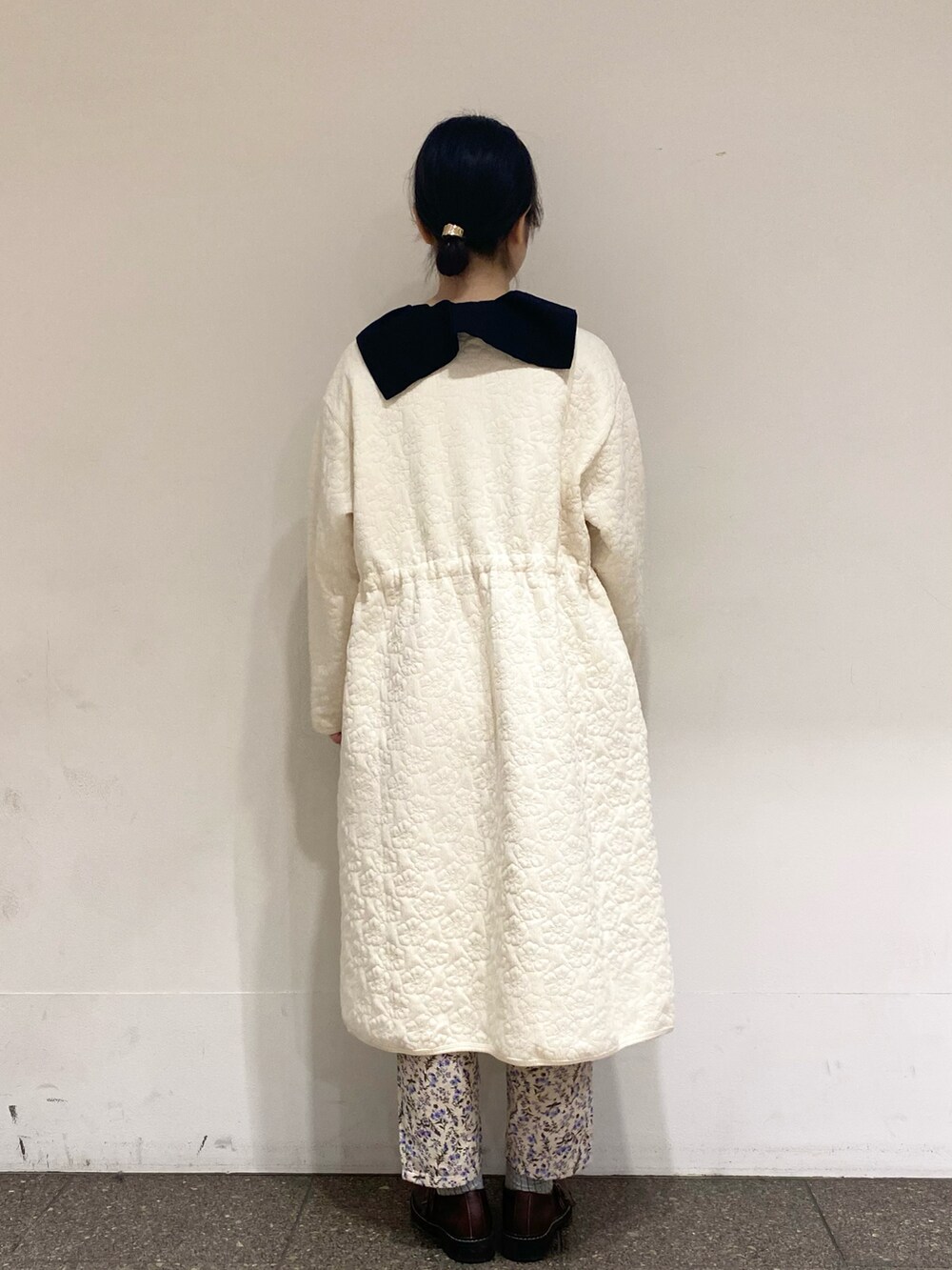 ホワイト系のその他アウター、ベージュ系のシャツ/ブラウス、ブルー系のその他パンツを着用したレディースの春コーディネートの3枚目の写真