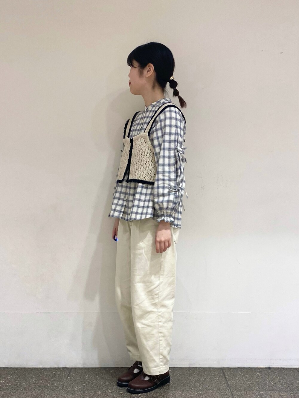 ブルー系のシャツ/ブラウス、ホワイト系のベスト、ホワイト系のデニムパンツを着用したレディースの春コーディネートの3枚目の写真