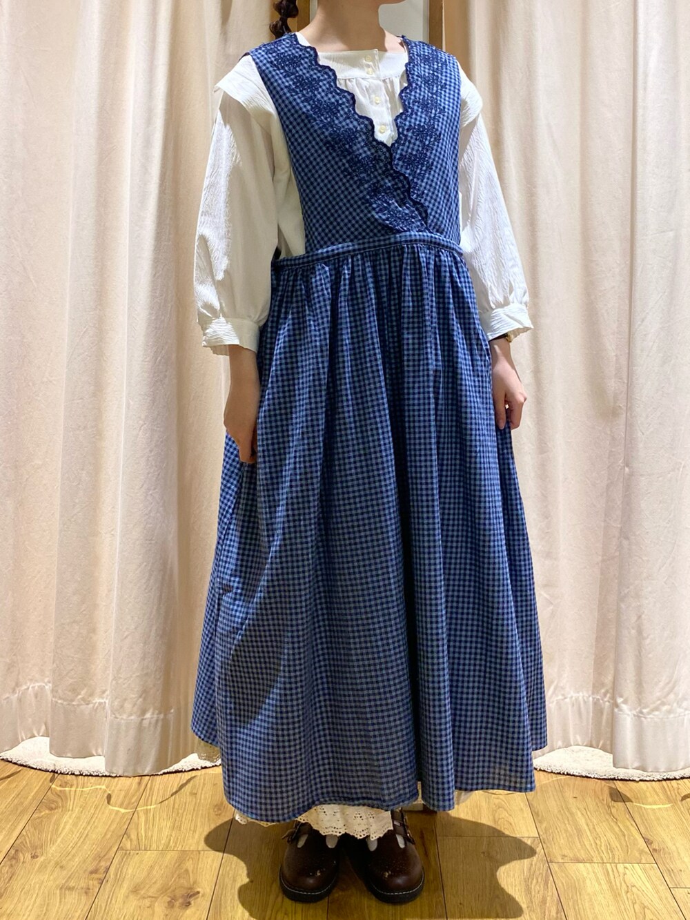 ブルー系のワンピースを着用したレディースの夏コーディネートの5枚目の写真