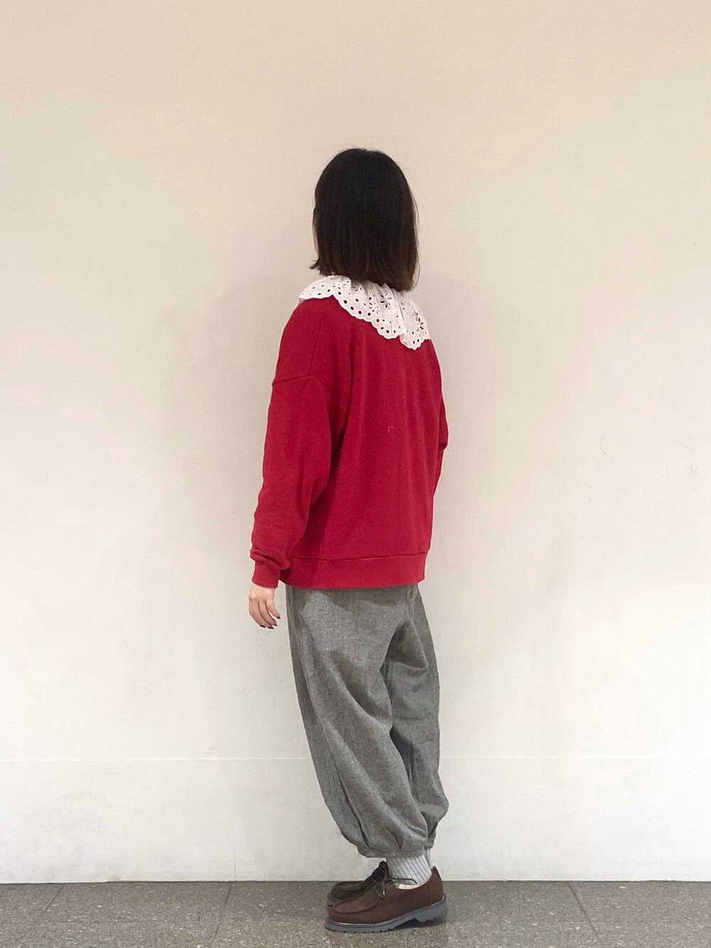 レッド系のカーディガン/ボレロ、ホワイト系のシャツ/ブラウス、グレー系のその他パンツを着用したレディースの秋コーディネートの3枚目の写真