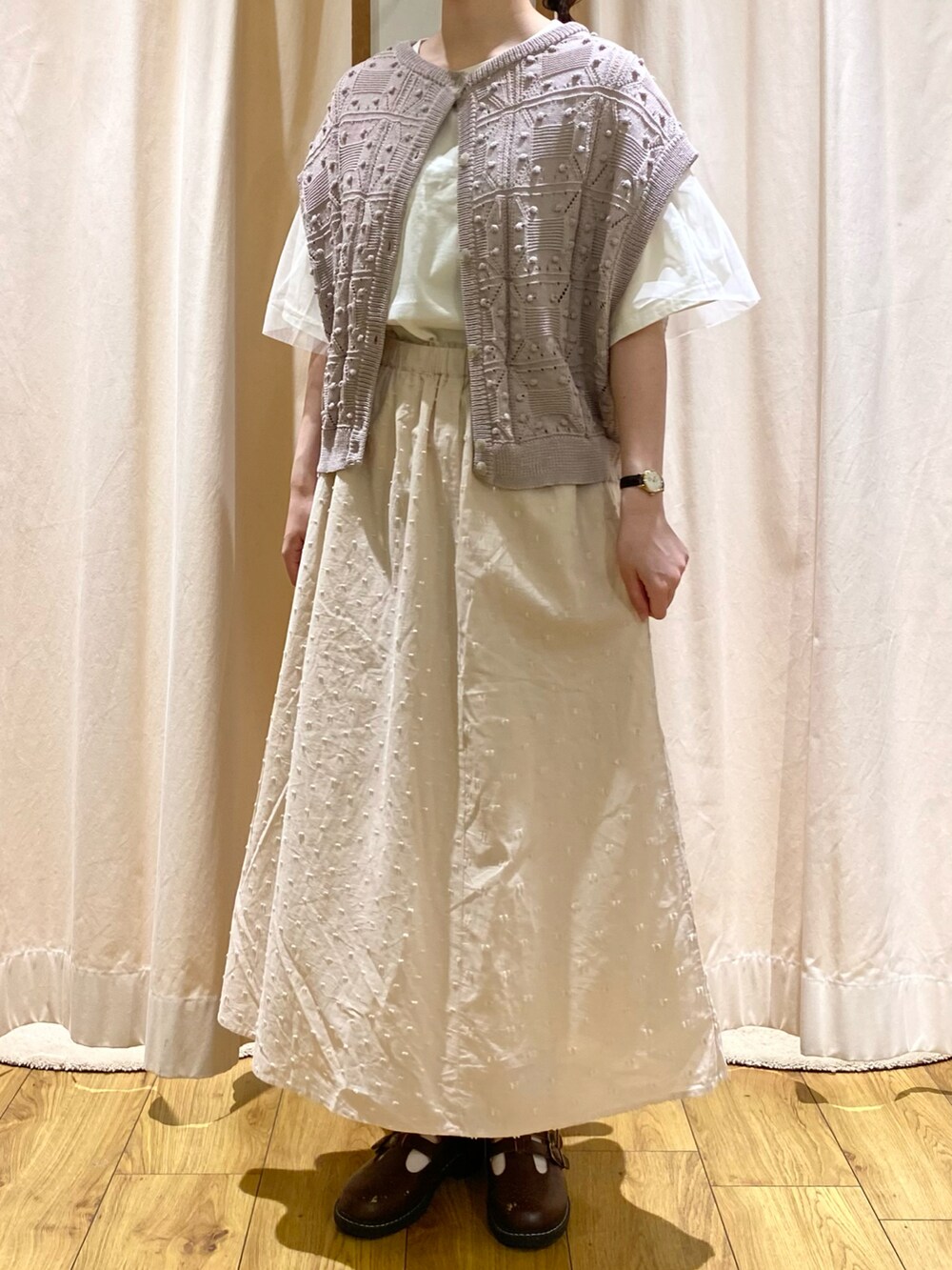 ホワイト系のスカートを着用したレディースの夏コーディネートの3枚目の写真