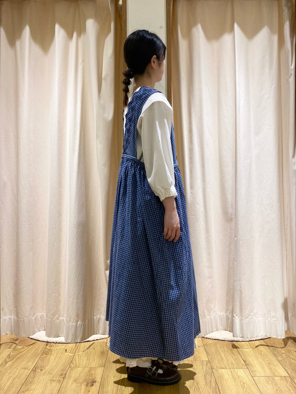 ブルー系のワンピースを着用したレディースの夏コーディネートの4枚目の写真