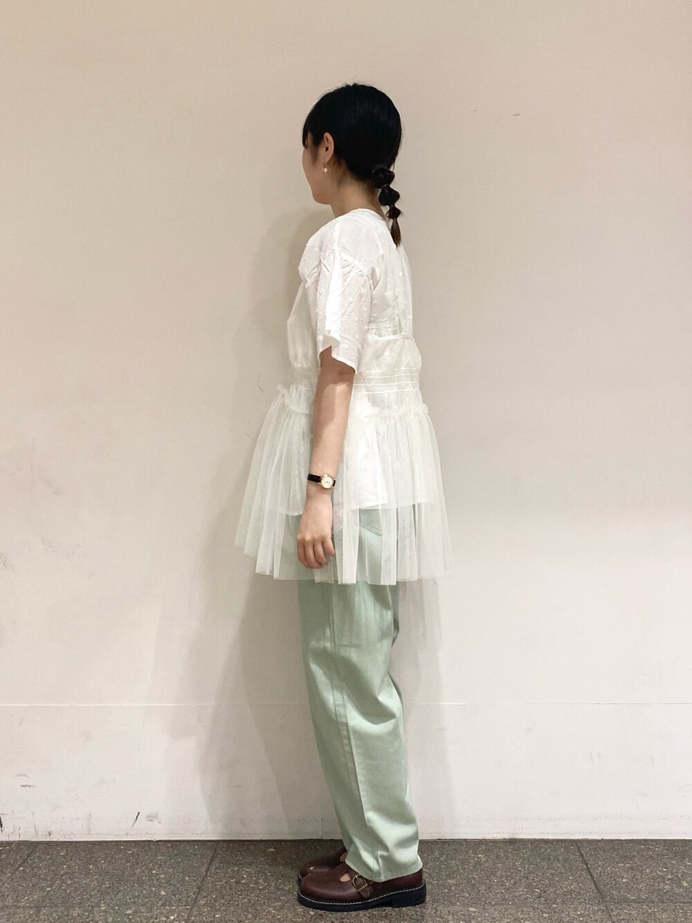 ホワイト系のシャツ/ブラウスを着用したレディースの夏コーディネートの2枚目の写真