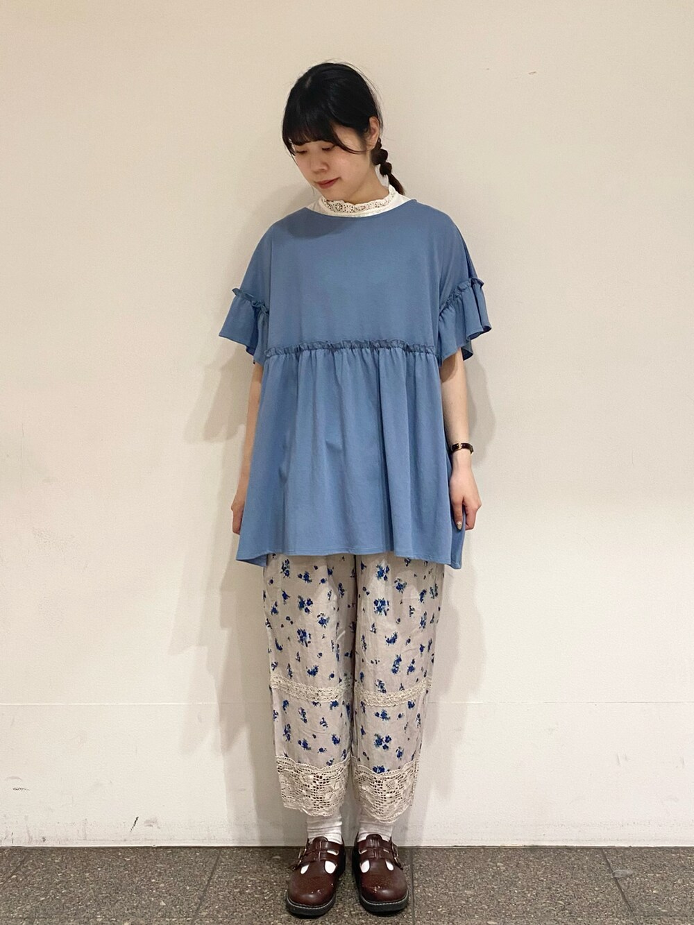 ブルー系のTシャツ/カットソー、ホワイト系のTシャツ/カットソー、ベージュ系のその他パンツを着用したレディースの春コーディネートの2枚目の写真