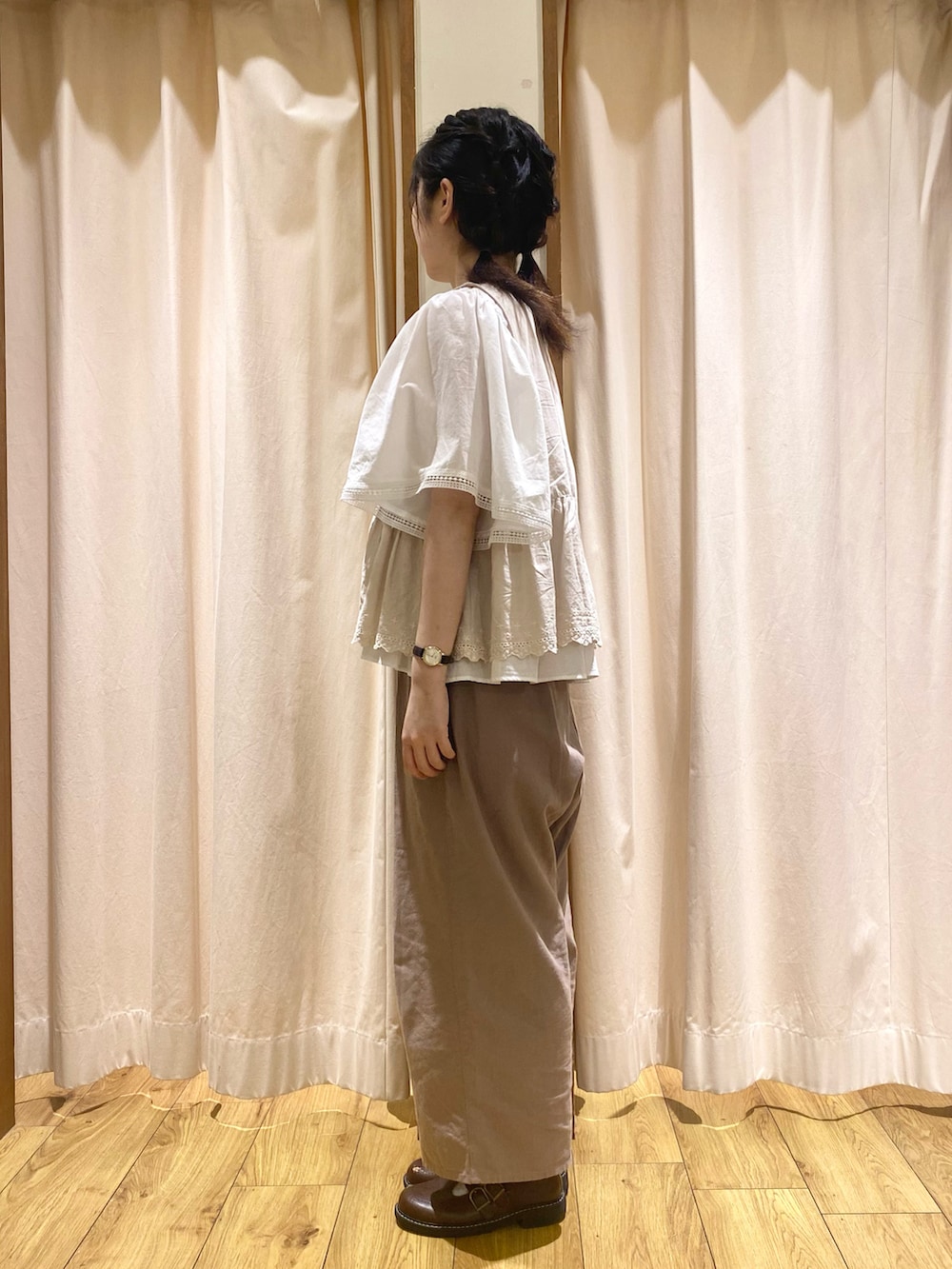 ホワイト系のシャツ/ブラウスを着用したレディースの秋コーディネートの2枚目の写真