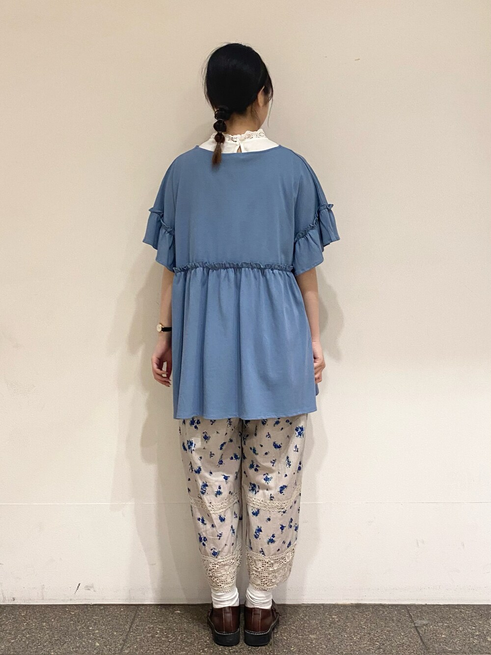 ブルー系のTシャツ/カットソー、ホワイト系のTシャツ/カットソー、ベージュ系のその他パンツを着用したレディースの春コーディネートの4枚目の写真