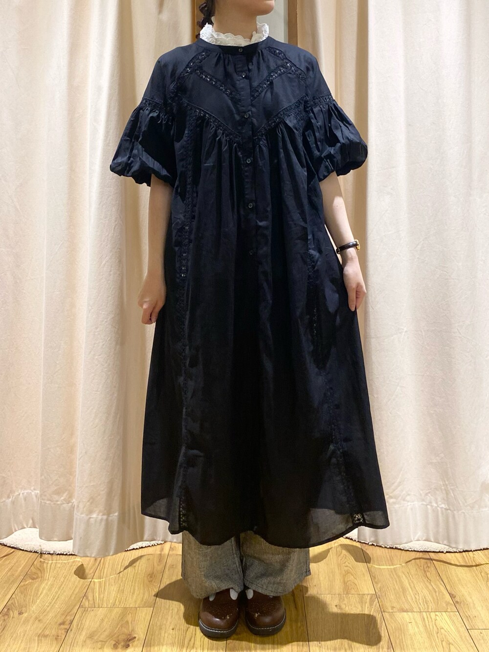 グレー系のその他パンツを着用したレディースの夏コーディネートの5枚目の写真