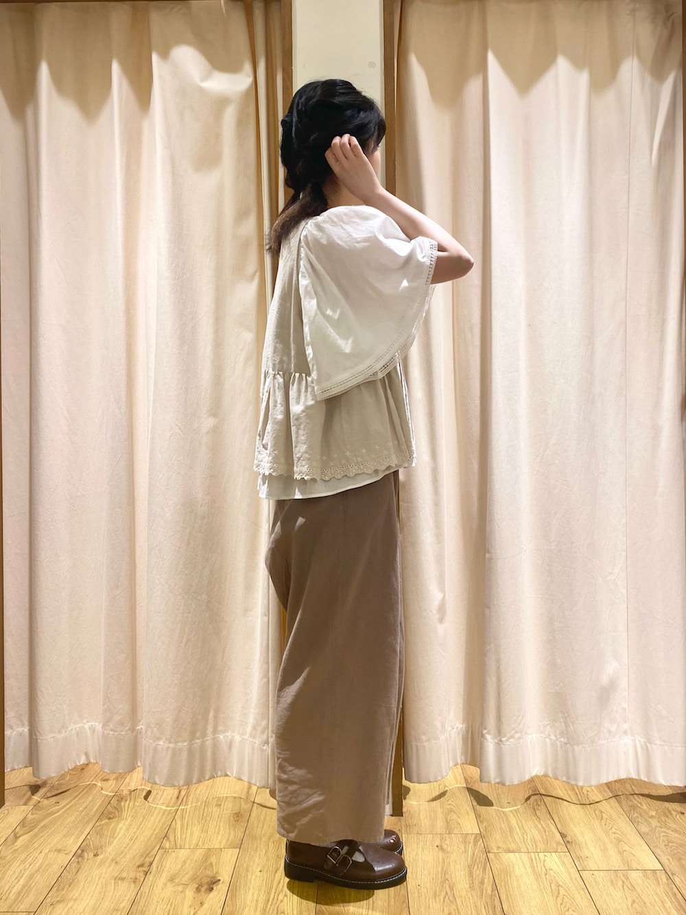 ホワイト系のシャツ/ブラウスを着用したレディースの秋コーディネートの4枚目の写真