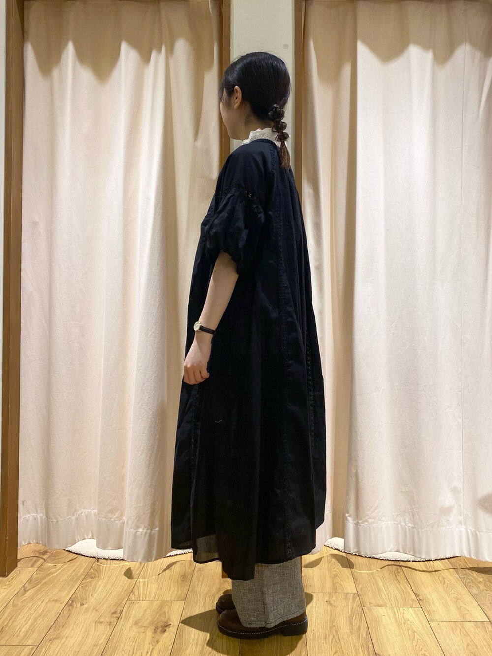 グレー系のその他パンツを着用したレディースの夏コーディネートの2枚目の写真