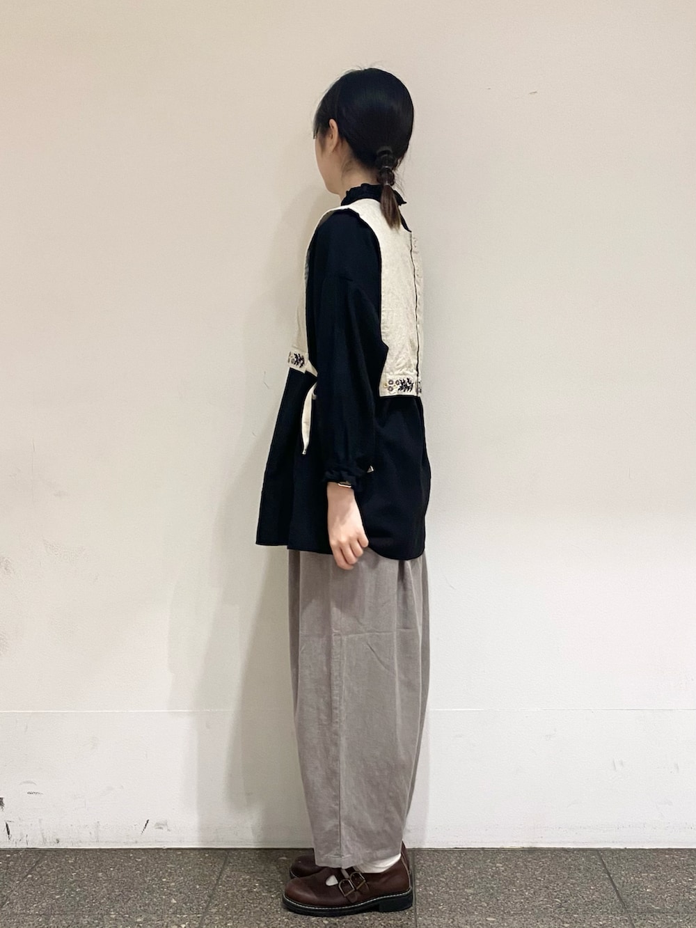 「カジュアル、カジュアルガーリー、ゆるコーデ、ブラウス、ベスト、コクーンパンツ、リネン、イージーケア、刺繍、夏服、初夏コーデ、Samansa Mos2」｜「Samansa Mos2の【イージーケア】柄アソートリネン混フリルチュニック（シャツ/ブラウス、ブラック系）」を使った、やのさん（レディース・163cm）の春コーディネートの2枚目の写真