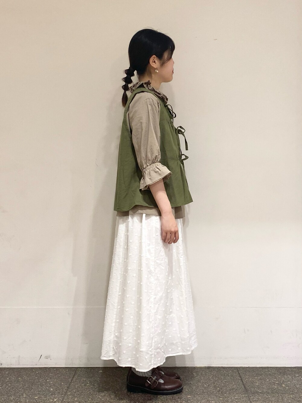 ホワイト系のスカートを着用したレディースの夏コーディネートの4枚目の写真