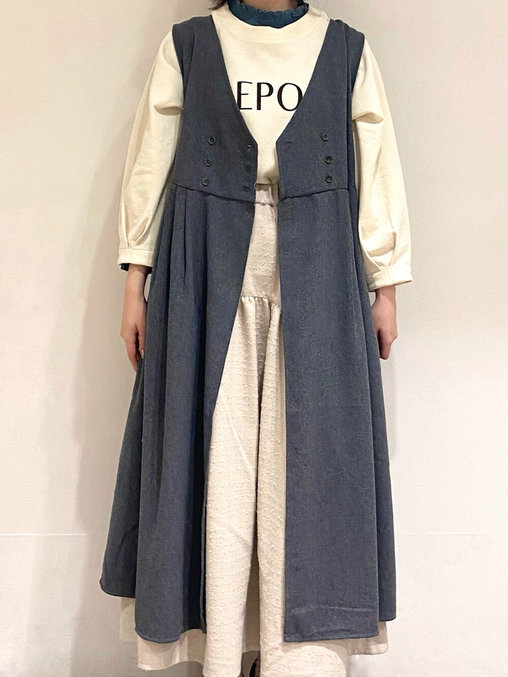 グリーン系のTシャツ/カットソー、ホワイト系のTシャツ/カットソー、グレー系のワンピースを着用したレディースの冬コーディネートの5枚目の写真