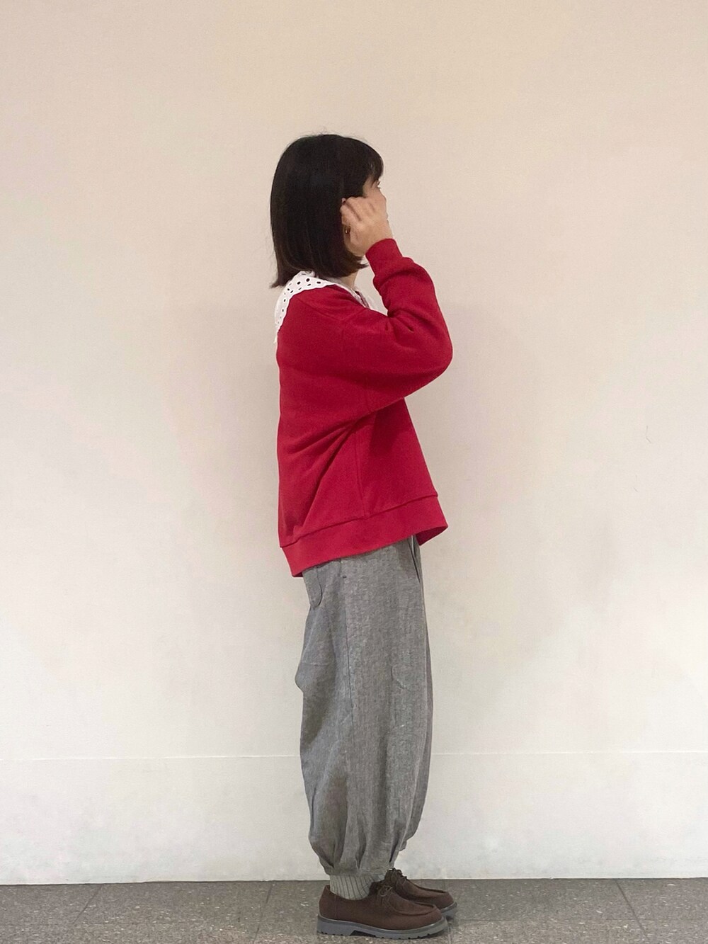 レッド系のカーディガン/ボレロ、ホワイト系のシャツ/ブラウス、グレー系のその他パンツを着用したレディースの秋コーディネートの2枚目の写真