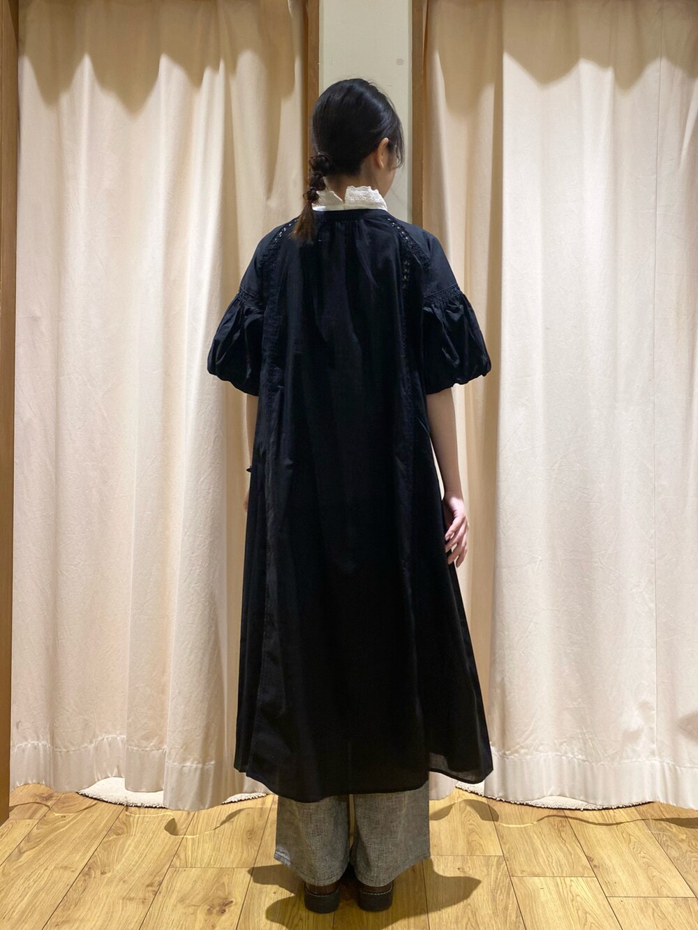 グレー系のその他パンツを着用したレディースの夏コーディネートの3枚目の写真