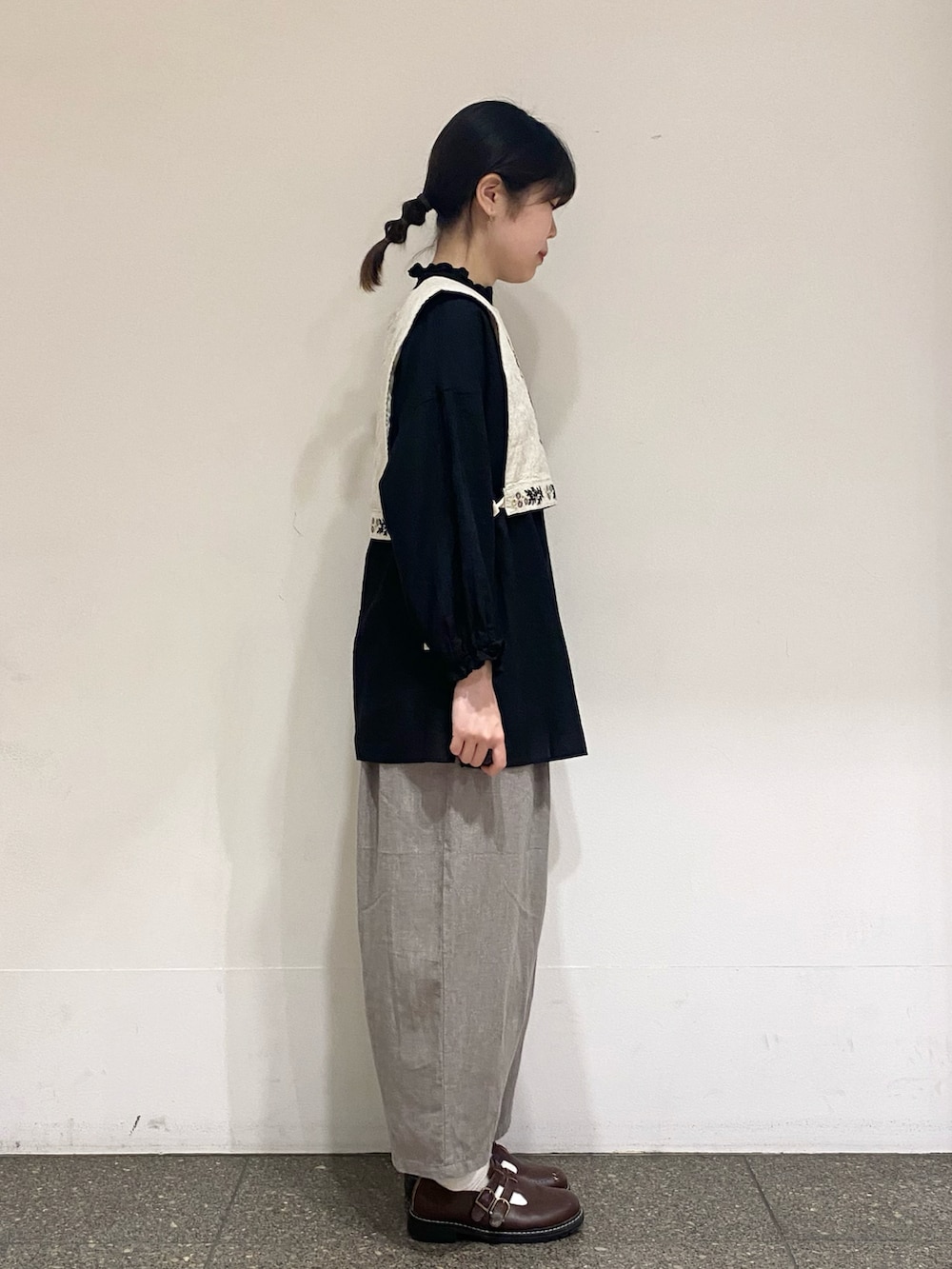 「カジュアル、カジュアルガーリー、ゆるコーデ、ブラウス、ベスト、コクーンパンツ、リネン、イージーケア、刺繍、夏服、初夏コーデ、Samansa Mos2」｜「Samansa Mos2の【イージーケア】柄アソートリネン混フリルチュニック（シャツ/ブラウス、ブラック系）」を使った、やのさん（レディース・163cm）の春コーディネートの4枚目の写真