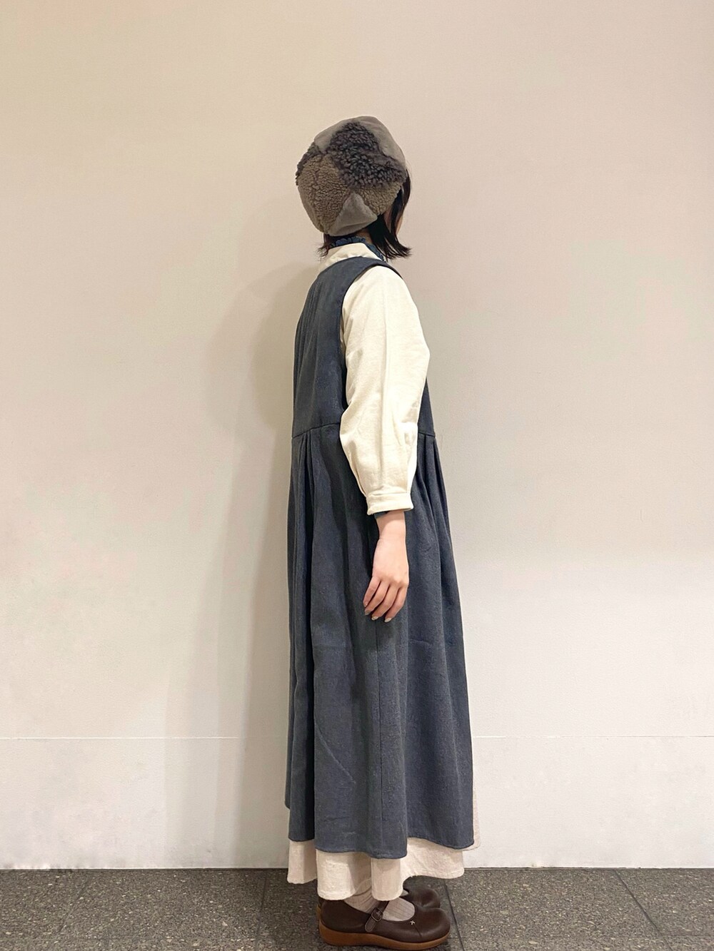 グリーン系のTシャツ/カットソー、ホワイト系のTシャツ/カットソー、グレー系のワンピースを着用したレディースの冬コーディネートの4枚目の写真