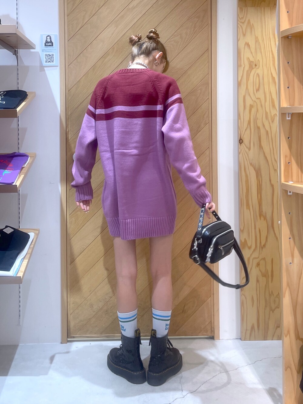 ピンク系のワンピース、ブラック系のショルダーバッグ、グレー系のソックス/靴下を着用したレディースの秋コーディネートの2枚目の写真