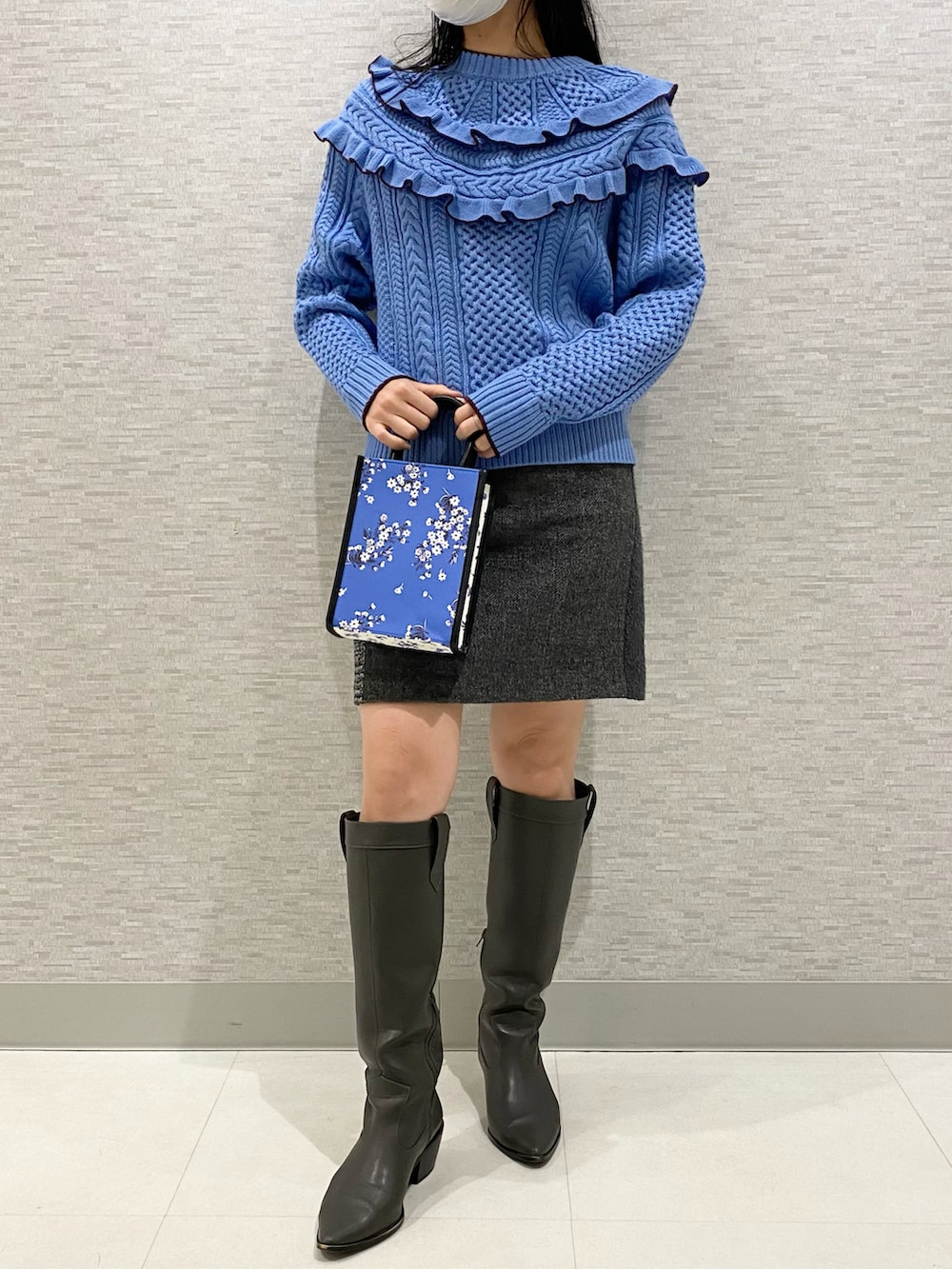 「クリスマスに着たい服、冬コーデ、大人カジュアル、ブーツスタイル、あったかコーデ、ファーファー(FURFUR)、ニット、カジュアル、ホワイトコーデ、デート」｜「FURFURのアイテム（ジャケット/アウター、ホワイト系）」を使った、ジェイアール名古屋タカシマヤさん（レディース・155cm）の冬コーディネートの2枚目の写真