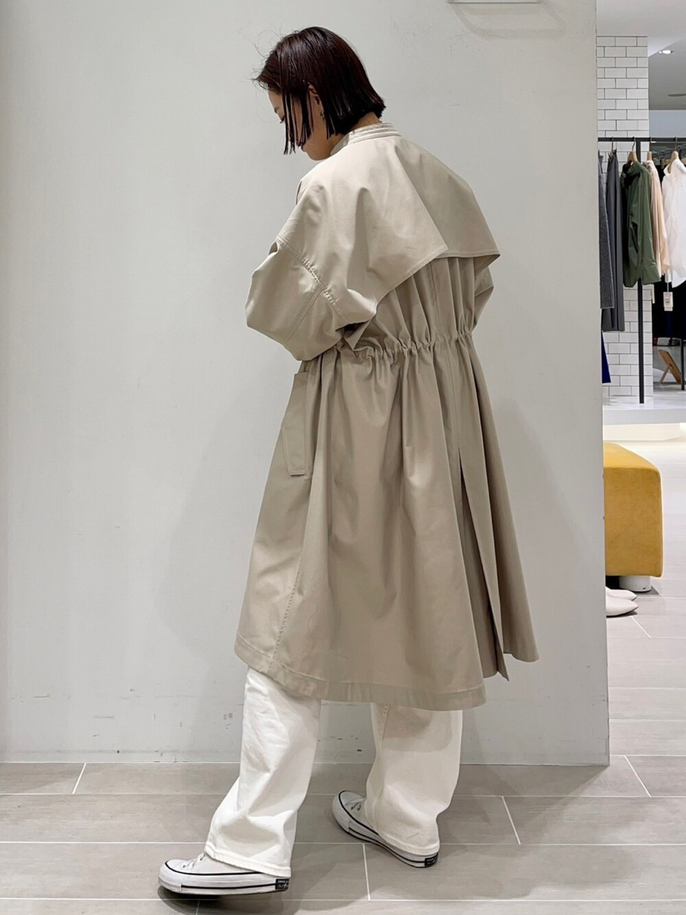 「シンプルスタイル、大人かわいい、楽チンコーデ、春コーデ、春アウター、カリテ(qualite)、メゾン カリテ、ベージュ、スキニー、マウンテンコート」｜「qualiteのアイテム（ジャケット/アウター、ベージュ系）」を使った、ジェイアール名古屋タカシマヤさん（レディース・160cm）の冬コーディネートの3枚目の写真