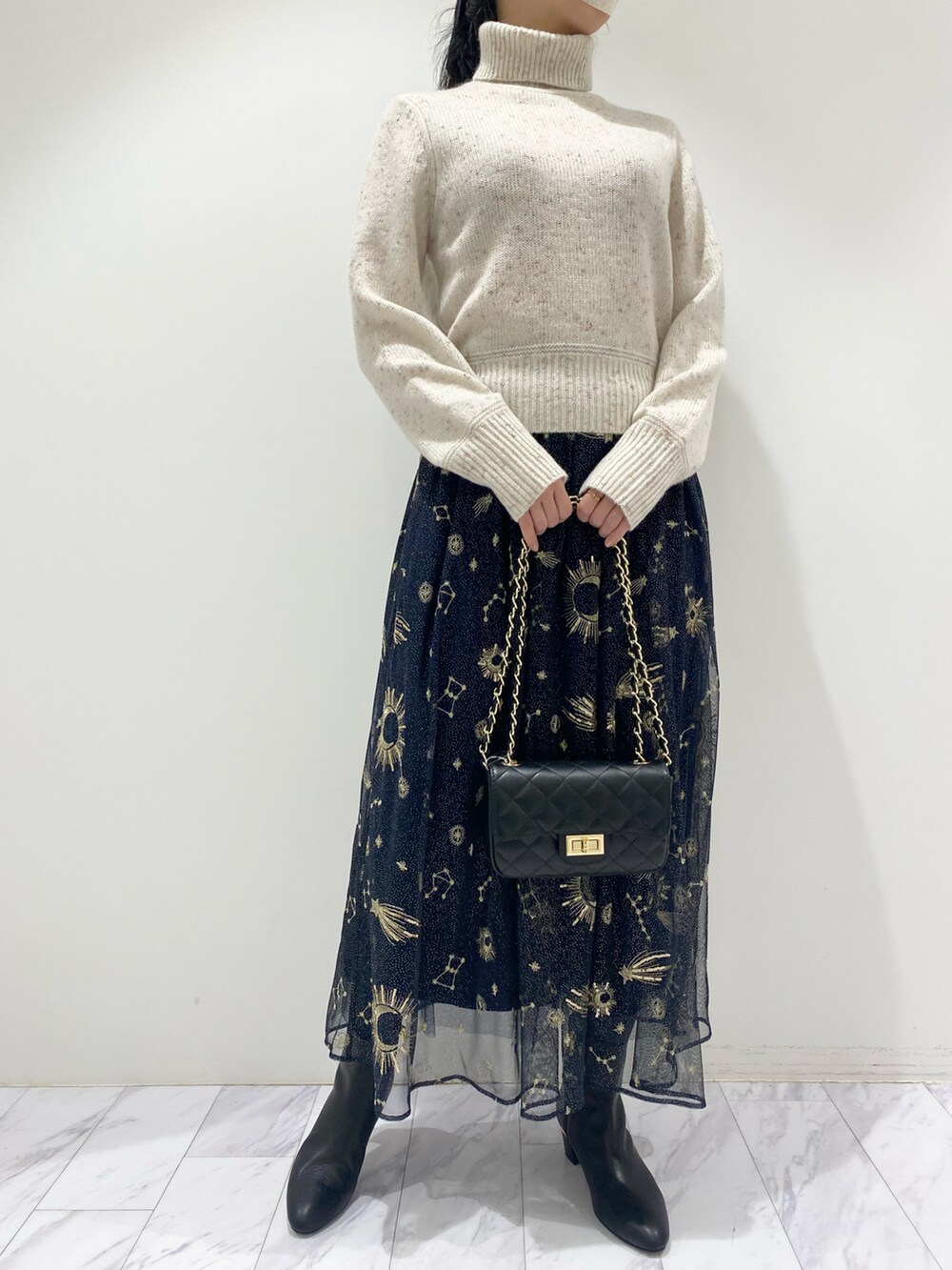 「キレイめ、ロングコート、デート、ルル・ウィルビー、LOULOUWILLOUGHBY、冬コーデ、クリスマスに着たい服、ニット、ホワイトコーデ、タートルネック」|「LOULOU WILLOUGHBYのアイテム(ジャケット/アウター、ホワイト系)」を使った、ジェイアール名古屋タカシマヤさん(レディース・160cm)の冬コーディネートの2枚目の写真