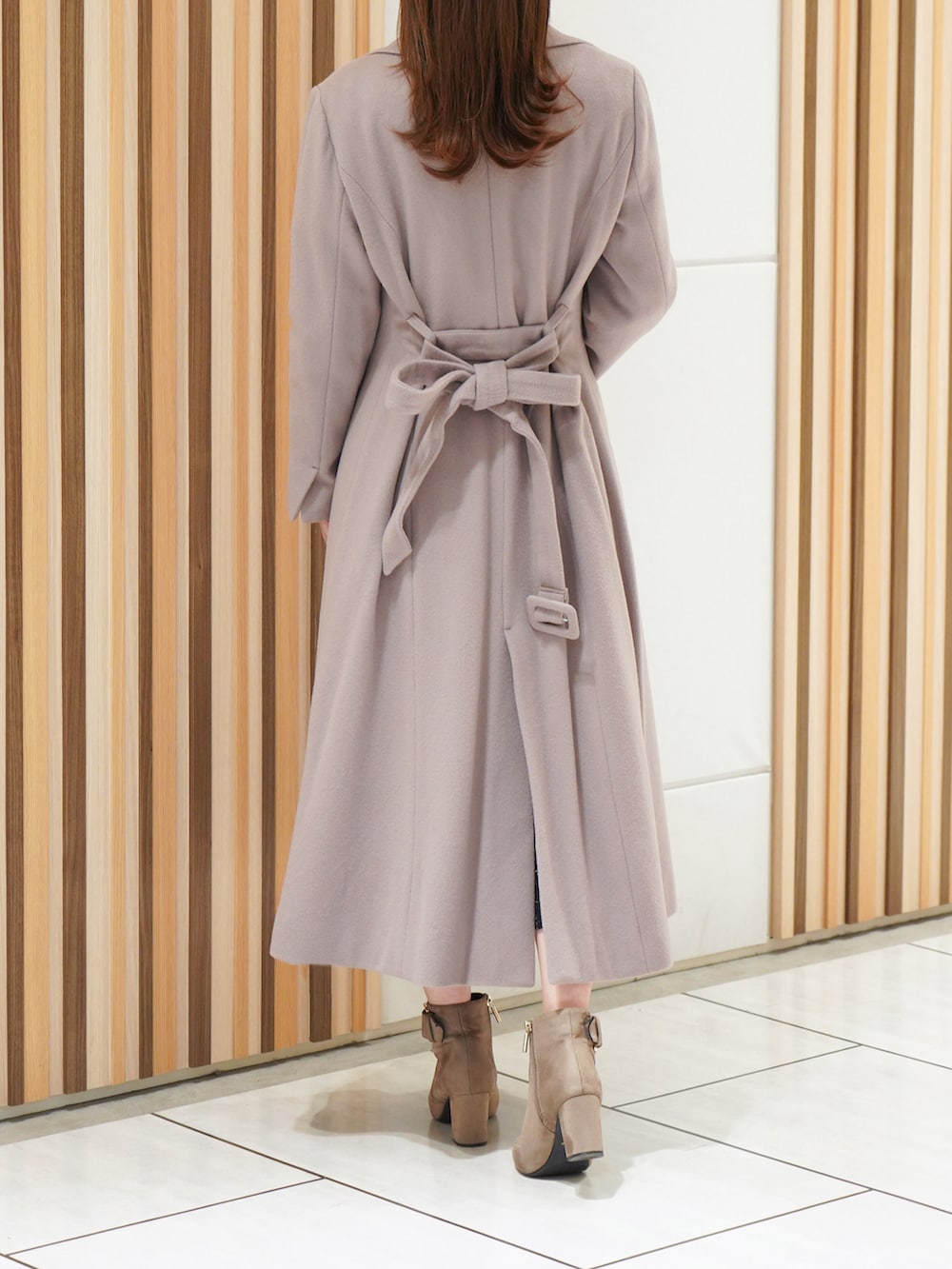 「ウールコート、ロングコート、ツイードワンピース、トレンドコーデ、お呼ばれコーデ、モテ服、swingle、キレイめコーデ、美シルエット、スウィングル」｜「SWINGLEのアイテム（ジャケット/アウター、ベージュ系）」を使った、ジェイアール名古屋タカシマヤさん（レディース・158cm）の秋コーディネートの2枚目の写真