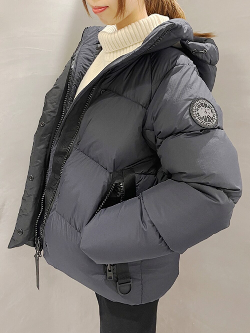 「カナダグーす、ラグアンドボーン、CANADAGOOSE、TOGApulla、ragandbone、トーガプルラ、styleandedit、IHATOV、イーハトーブ、スタイルアンドエディット」|「CANADA GOOSEのアイテム(ジャケット/アウター、ブラック系)」を使った、ジェイアール名古屋タカシマヤさん(レディース・157cm)の秋コーディネートの2枚目の写真