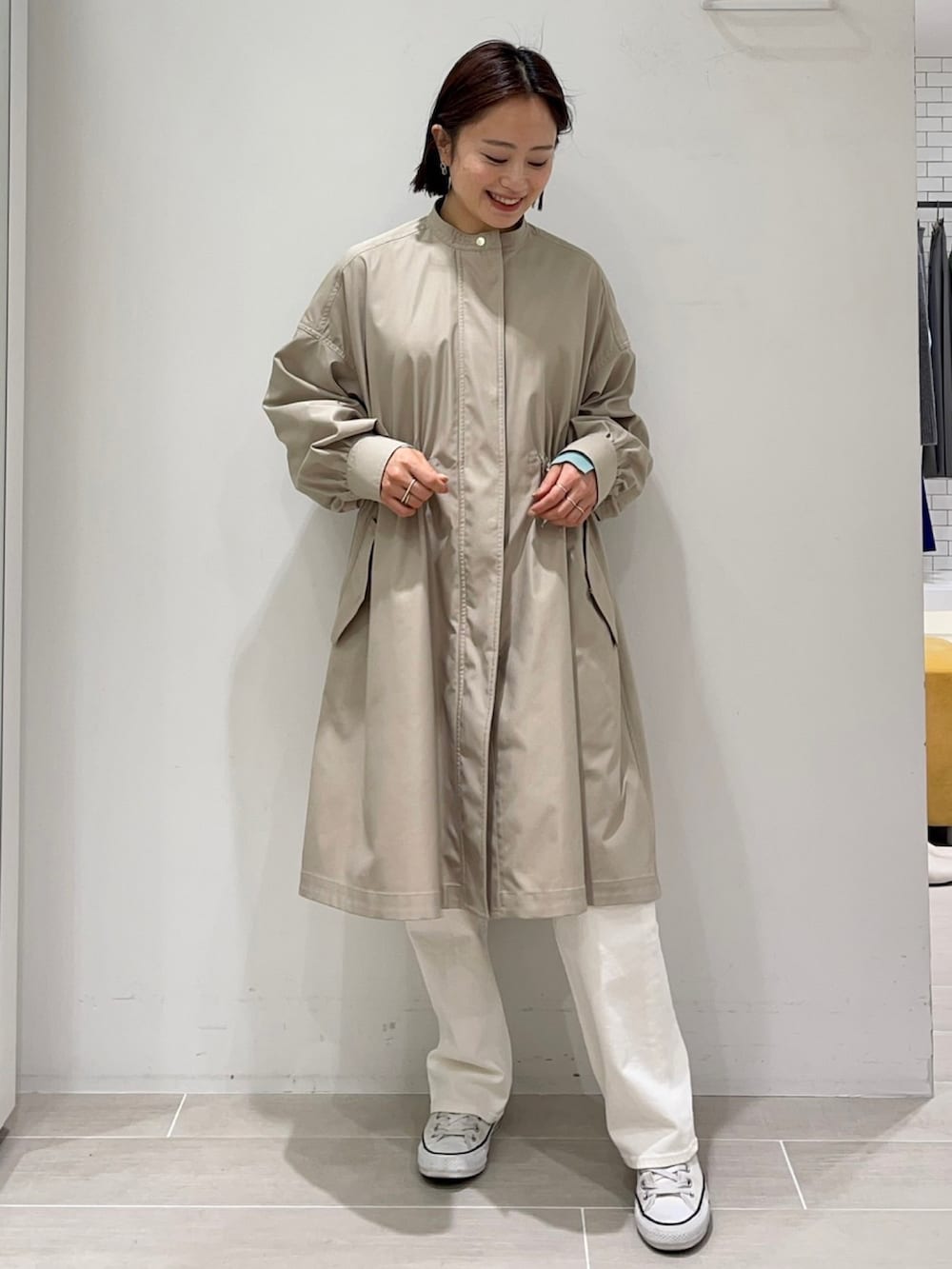 「シンプルスタイル、大人かわいい、楽チンコーデ、春コーデ、春アウター、カリテ(qualite)、メゾン カリテ、ベージュ、スキニー、マウンテンコート」｜「qualiteのアイテム（ジャケット/アウター、ベージュ系）」を使った、ジェイアール名古屋タカシマヤさん（レディース・160cm）の冬コーディネートの2枚目の写真