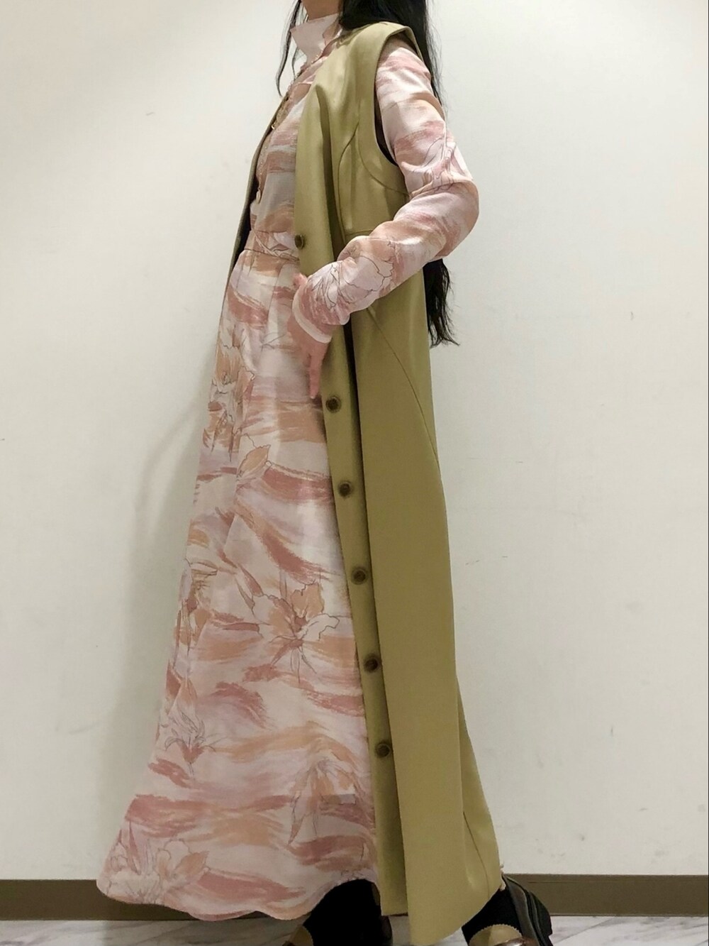 「#春コーデ、春カラー、ジレ、おしゃれさんと繋がりたい、春服デビュー宣言、大人かわいい」|「FURFURのアイテム(その他アウター、ベージュ系)」を使った、ジェイアール名古屋タカシマヤさん(レディース・160cm)の春コーディネートの2枚目の写真