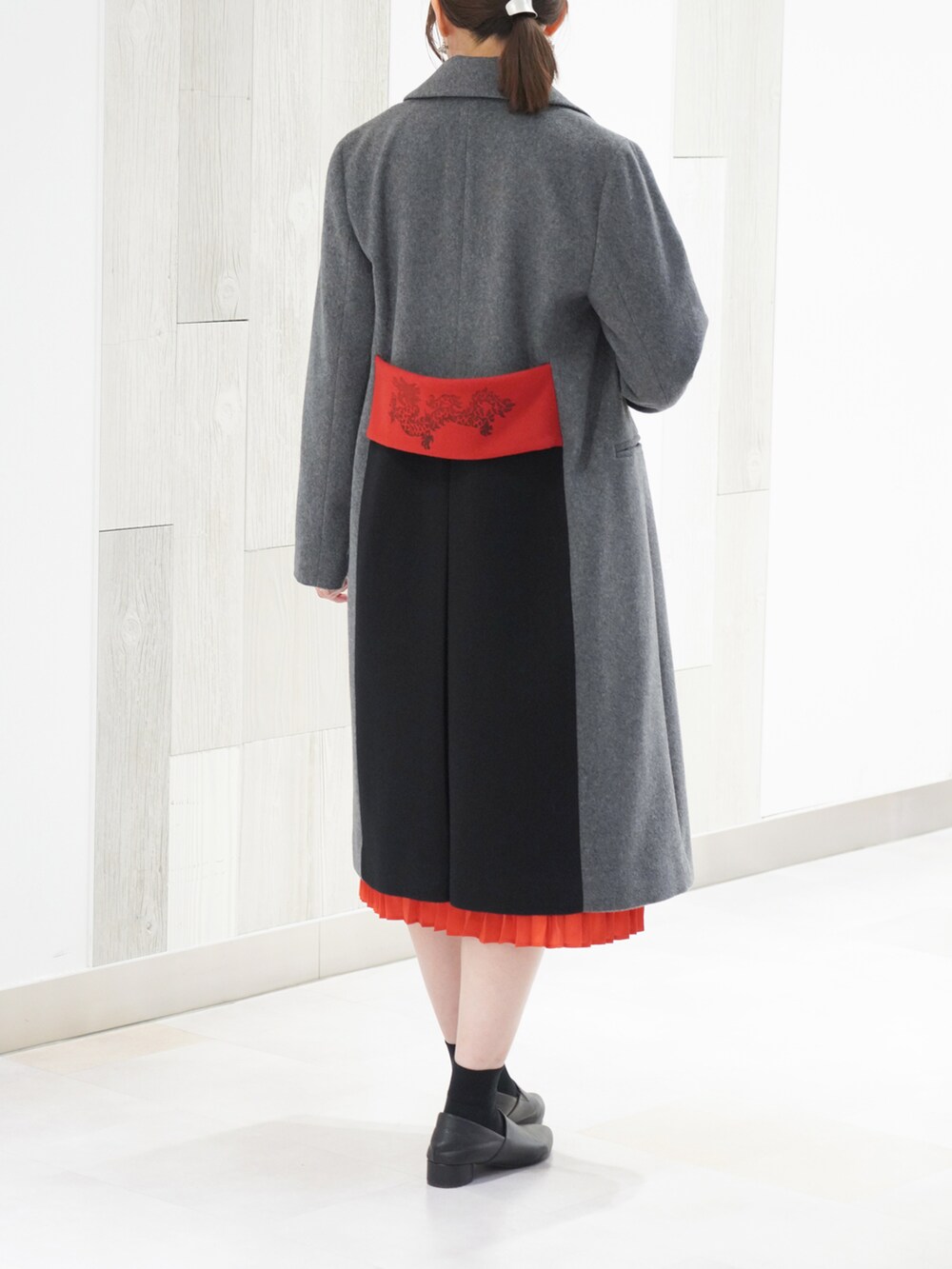 「ロングコート、コートコーデ、viviennetam、ヴィヴィアンタム」|「VIVIENNE TAMのアイテム(ジャケット/アウター、グレー系)」を使った、ジェイアール名古屋タカシマヤさん(レディース・161cm)の秋コーディネートの2枚目の写真