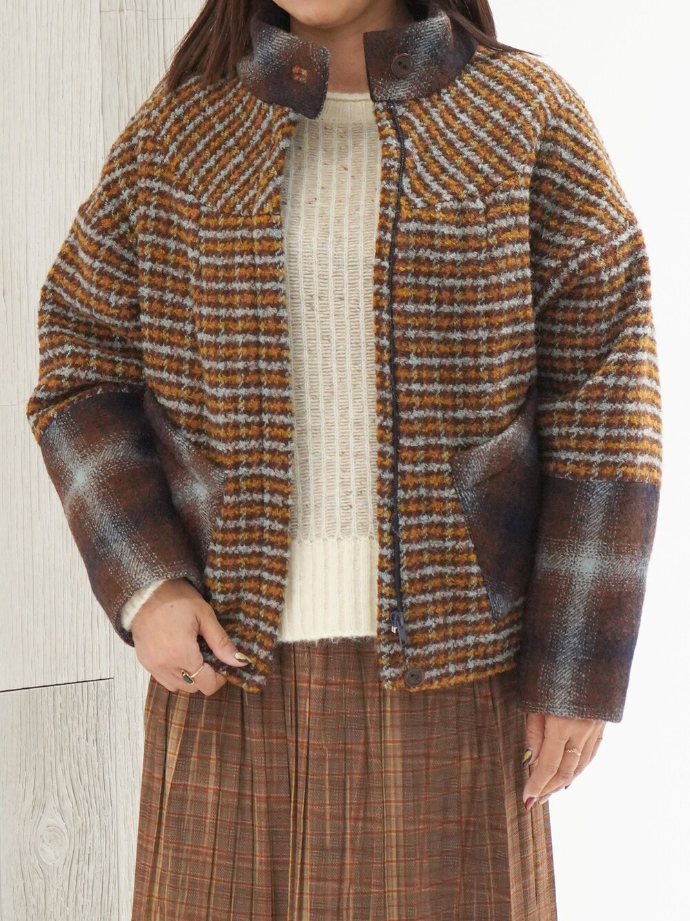 「コート、ビッグシルエット、セーター、冬コーデ、大人カジュアル、チェックコーデ、ニットコーデ、スカートコーデ、コテラック」|「Cotelacのアイテム(ジャケット/アウター、ブラウン系)」を使った、ジェイアール名古屋タカシマヤさん(レディース・160cm)の秋コーディネートの2枚目の写真