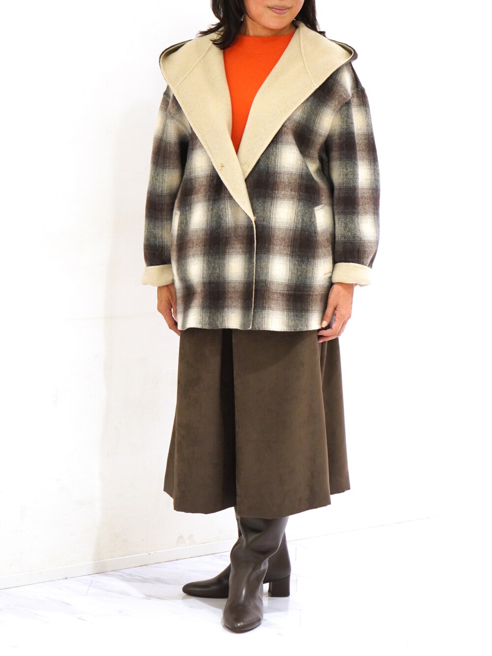 ホワイト系のジャケット/アウターを着用したレディースの秋コーディネートの2枚目の写真