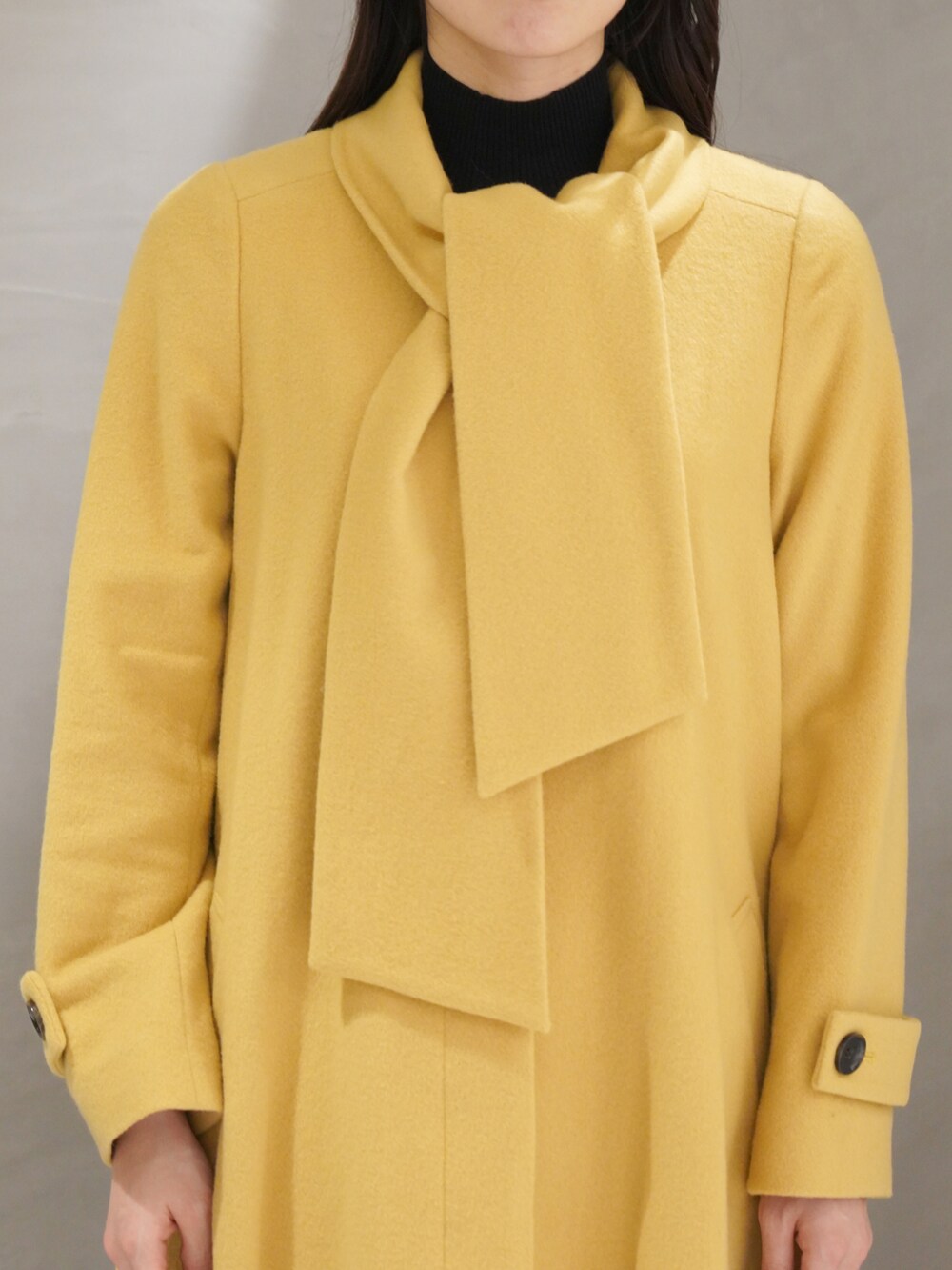 イエロー系のジャケット/アウターを着用したレディースの秋コーディネートの2枚目の写真