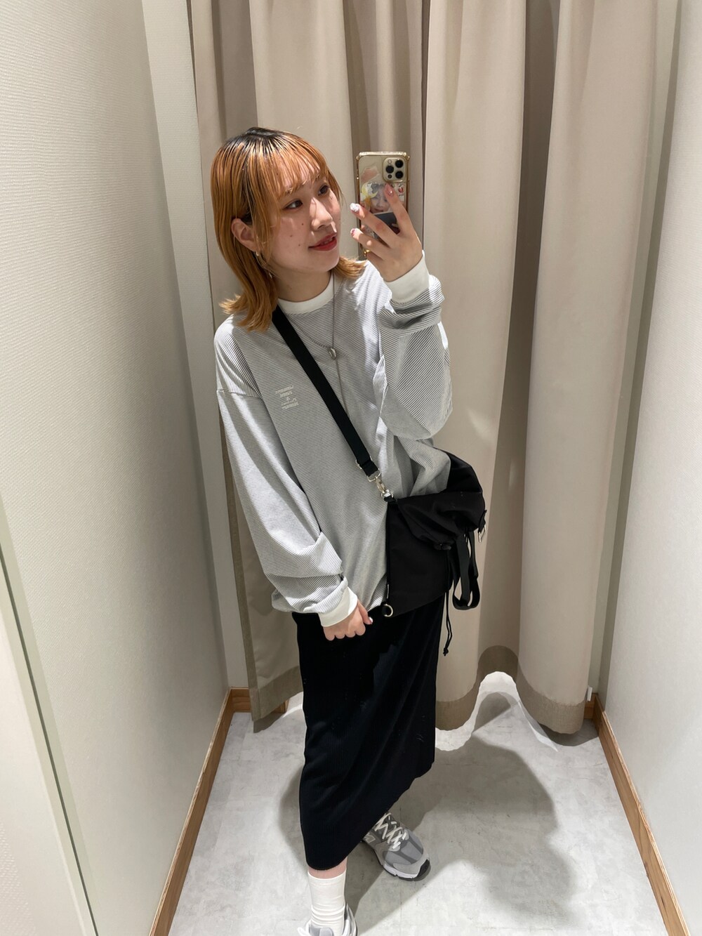 「秋コーデ、ロンT、スニーカー、きれいめカジュアル、プチプラ、ショルダーバッグ、お出かけコーデ、モノトーンコーデ、スカート、ボーダー、骨格ウェーブ、カジュアル、ゆるコーデ、シンプルコーデ、ニューバランス」｜「CPCMのバルーンボーダーロンT（Tシャツ/カットソー、ホワイト系）」を使った、みゅうさん（レディース・163cm）の秋コーディネートの2枚目の写真