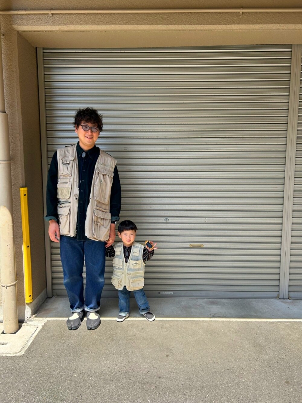 ブルー系のデニムパンツ、ホワイト系のTシャツ/カットソー、ブルー系のジャケット/アウターを着用したメンズの夏コーディネートの2枚目の写真