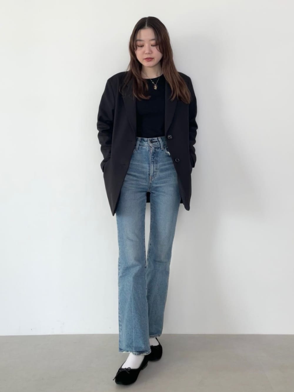「ビスチェ、ビスチェ×デニム、ジャケット、ジャケットスタイル、デニム、こなれ感、春服、バレエシューズ、骨格ナチュラル、ootd、おしゃれさんと繋がりたい、今日のコーデ、春服デビュー宣言」｜「Bibiy.のアイテム（トップス、ホワイト系）」を使った、YUKAさん（レディース・160cm）の春コーディネートの2枚目の写真
