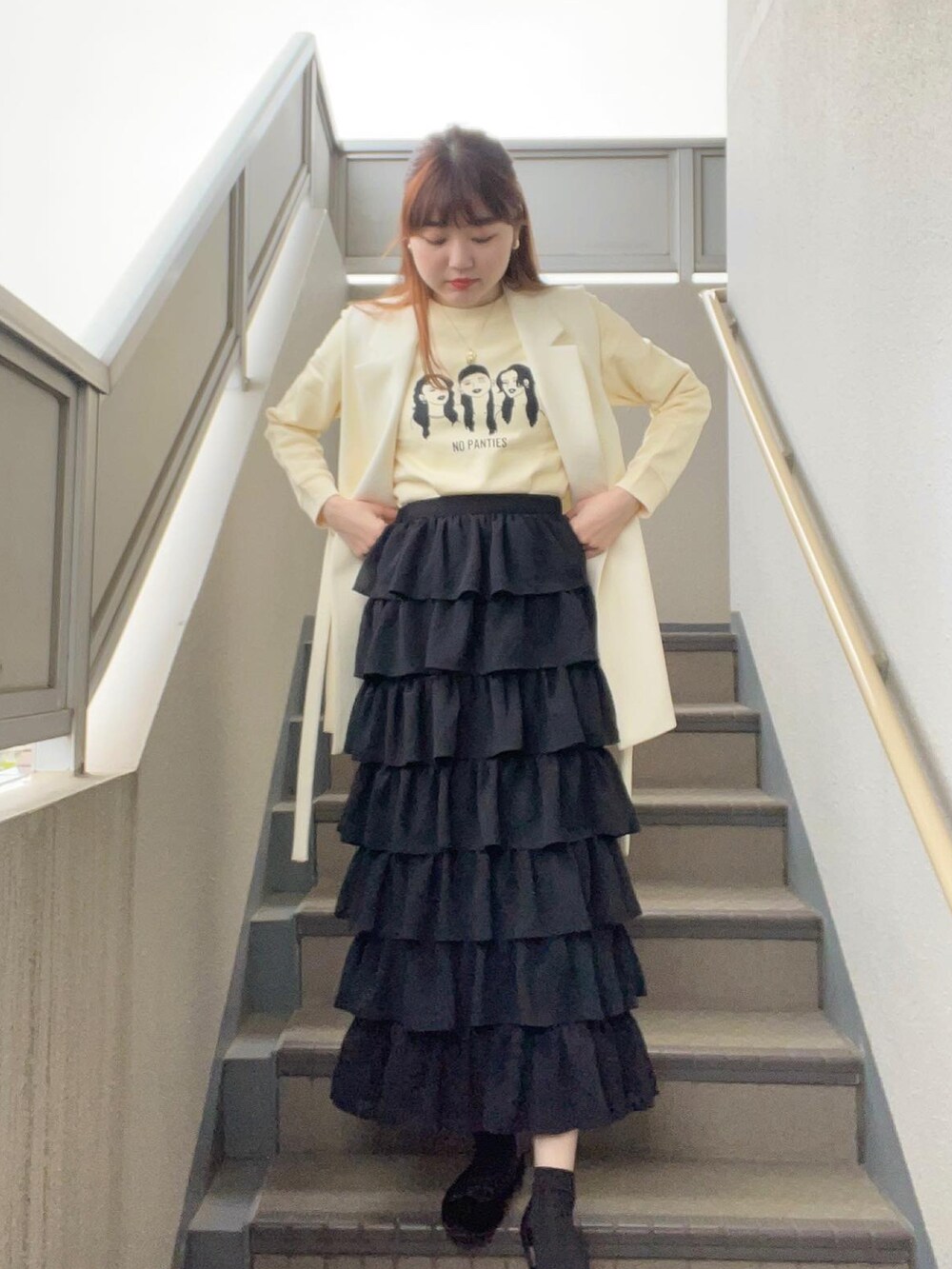 ベージュ系のその他アウター、ブラック系のスカート、ホワイト系のその他を着用したレディースの夏コーディネートの2枚目の写真