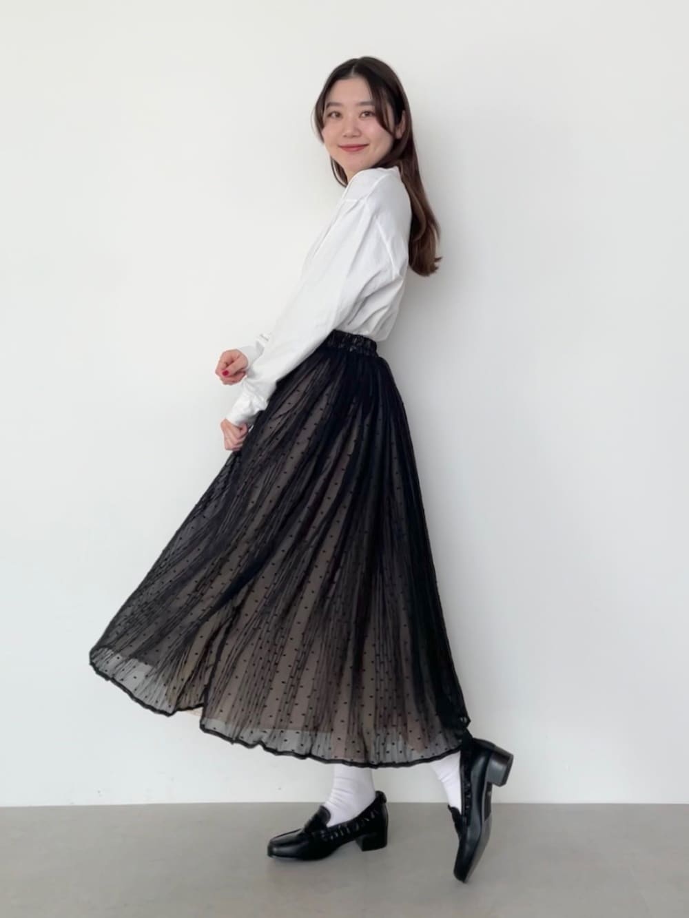 「プリントT、ロゴT、ロンT、ロングスカート、チュールスカート、ドット、ローファー、ローファー×靴下、今日のコーデ、骨格ナチュラル、ootd、おしゃれさんと繋がりたい、春服デビュー宣言」｜「MIRO AMURETTEのEternel rose t-shirt（Tシャツ/カットソー、ホワイト系）」を使った、YUKAさん（レディース・160cm）の春コーディネートの2枚目の写真