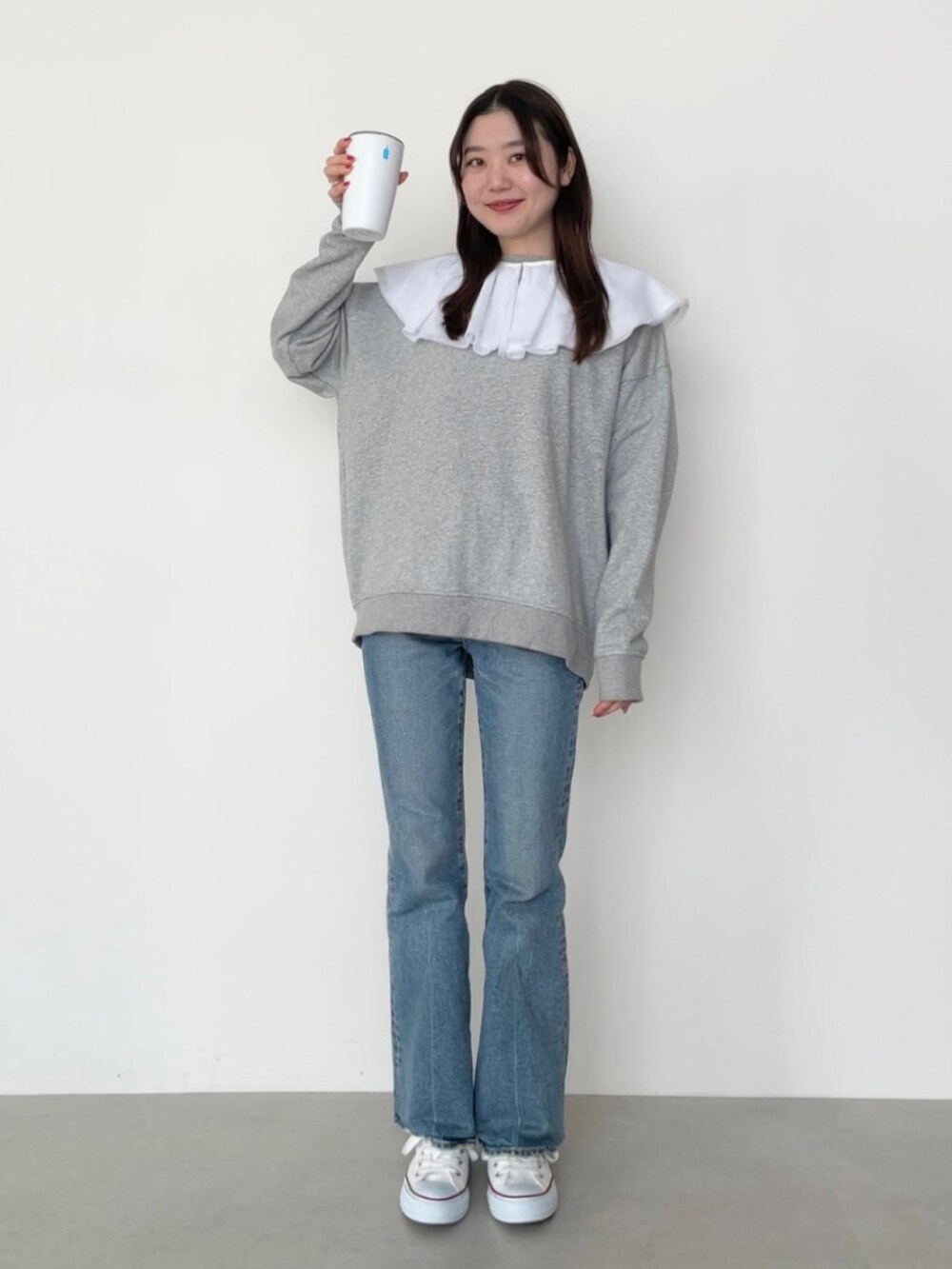 「春服デビュー宣言、スエット、デニム、デニムパンツ、ラクチンコーデ、カジュアル、スニーカーコーデ、付け襟、今日のコーデ、ootd、骨格ナチュラル」｜「MIRO AMURETTEのniwatori over sweat（スウェット、グレー系）」を使った、YUKAさん（レディース・160cm）の春コーディネートの2枚目の写真
