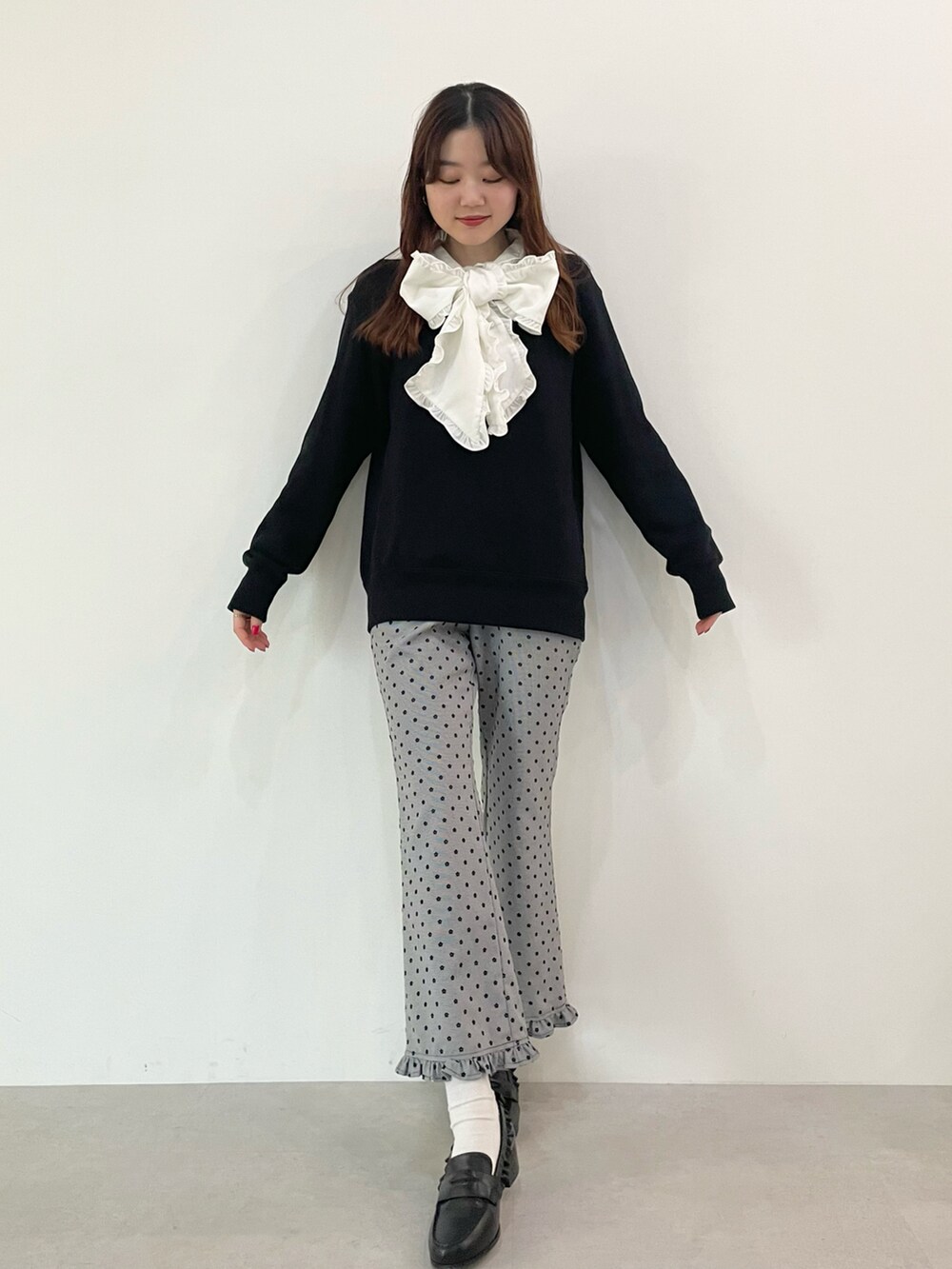 「着回しコーデ、リボン、フレアパンツ、スエット、大人カジュアル、ローファー、骨格ナチュラル、160cm、今日のコーデ、ootd」｜「MIRO AMURETTEのribbon tie blouse（シャツ/ブラウス、ホワイト系）」を使った、YUKAさん（レディース・160cm）の冬コーディネートの2枚目の写真