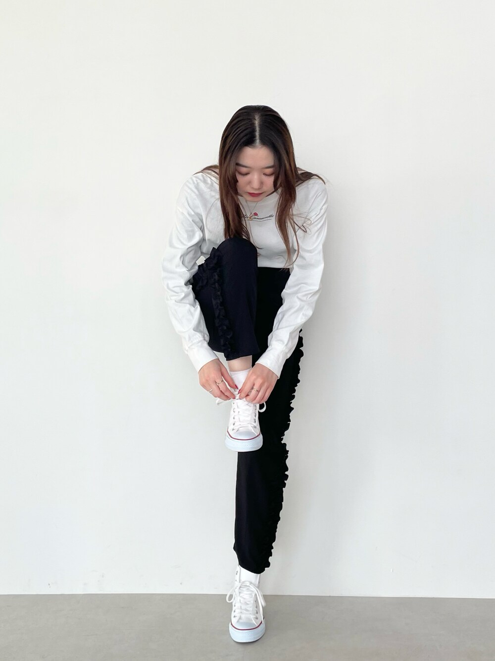 「プリントT、ロゴT、ロンT、パンツスタイル、フリル、スニーカー、スニーカーコーデ、ootd、骨格ナチュラル、今日のコーデ、おしゃれさんと繋がりたい、春服デビュー宣言」｜「MIRO AMURETTEのEternel rose t-shirt（Tシャツ/カットソー、ホワイト系）」を使った、YUKAさん（レディース・160cm）の春コーディネートの3枚目の写真