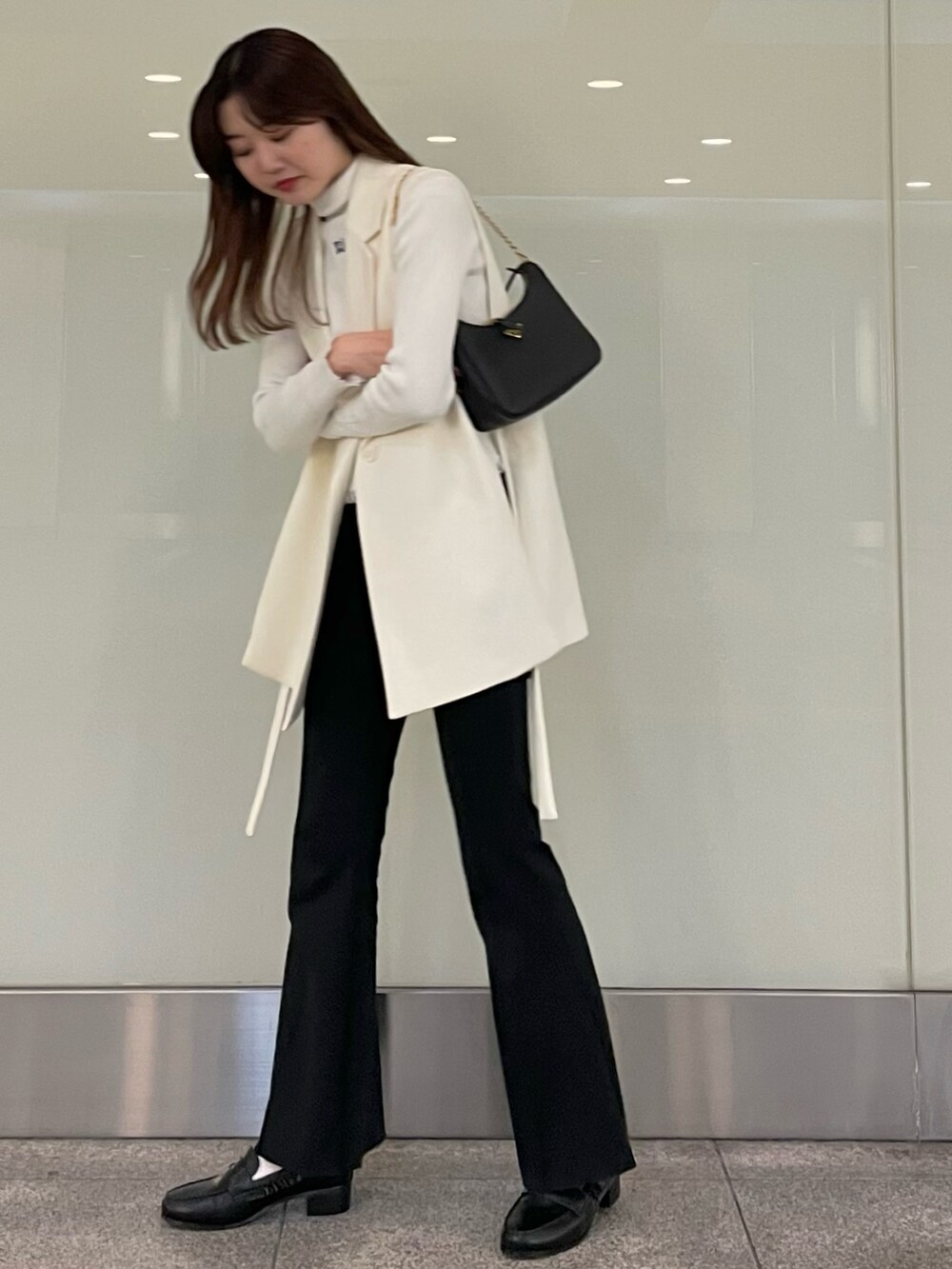 「シンプルコーデ、タートルネック、春服、モノトーン、ローファー、パンツスタイル、大人カジュアル、きれいめコーディネート」｜「MIRO AMURETTEのMIRO lace turtleneck（ニット/セーター、ホワイト系）」を使った、YUKAさん（レディース・160cm）の冬コーディネートの2枚目の写真