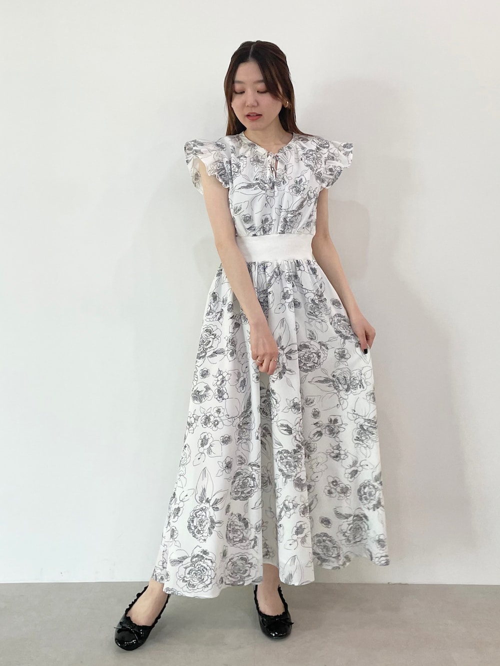 「春コーデ、ワンピース、大人かわいい、花柄、大人コーデ、デート、ootd、今日のコーデ」｜「MIRO AMURETTEのfrill bloom ballet shoes（パンプス、ブラック系）」を使った、YUKAさん（レディース・160cm）の春コーディネートの2枚目の写真