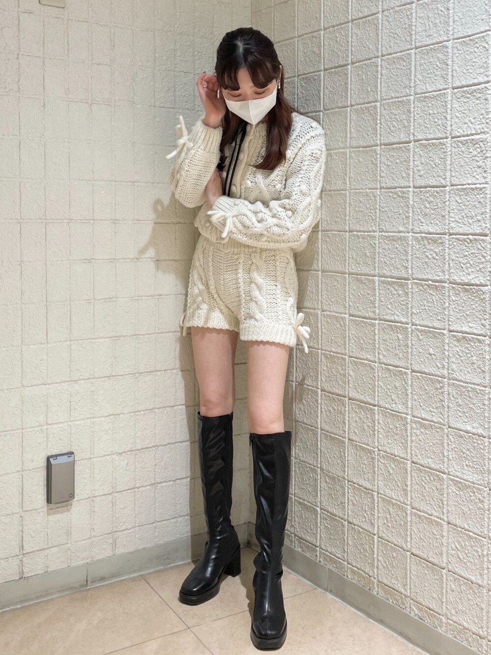 「ブーツ、オトナカジュアル、冬コーデ、ニットコーデ、160cm、骨格ナチュラル、miroamurette、セットアップ」｜「MIRO AMURETTEのアイテム（ニット/セーター、ベージュ系）」を使った、YUKAさん（レディース・160cm）の冬コーディネートの2枚目の写真