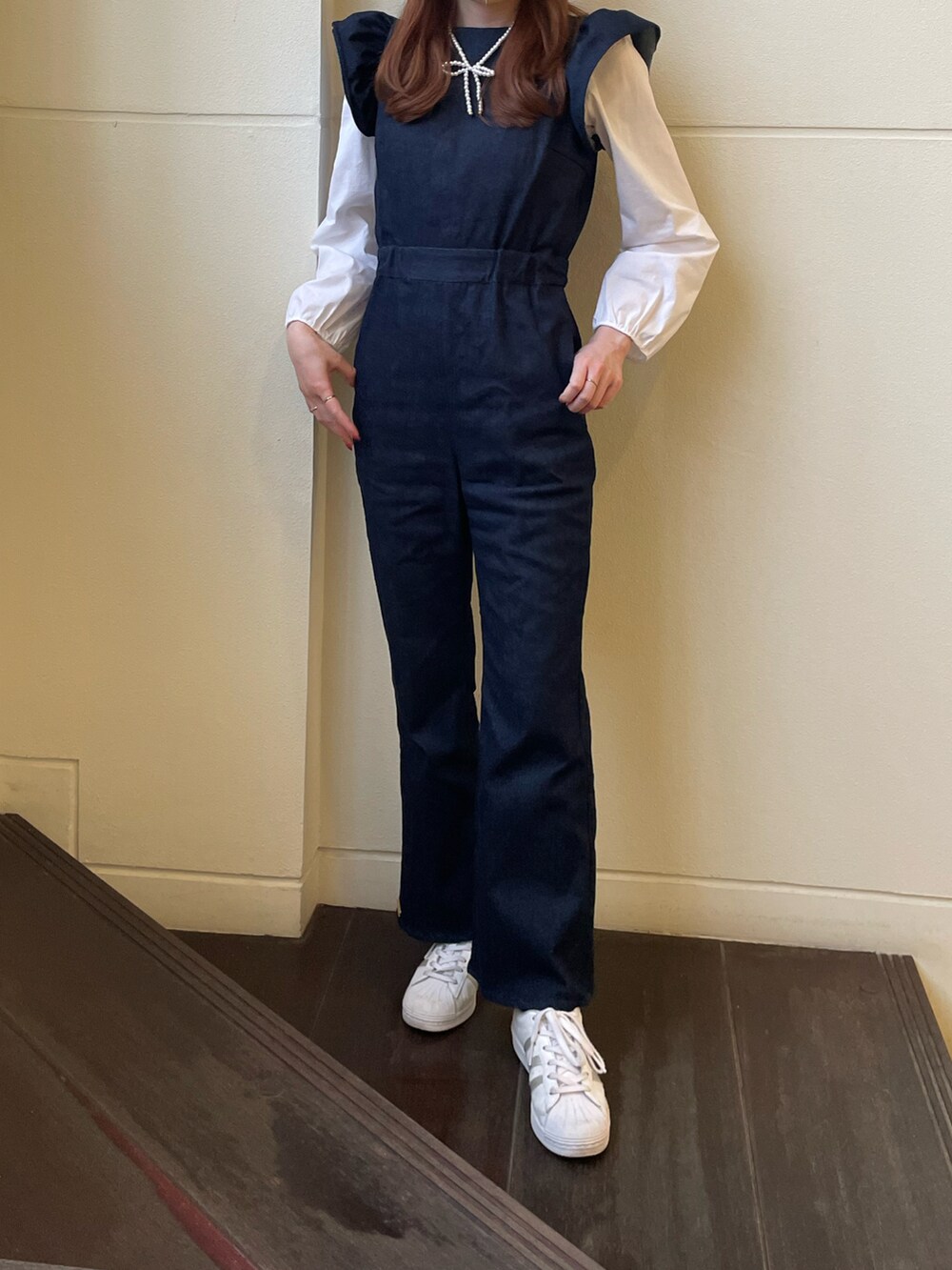 「160㎝、カジュアルコーデ、オールインワン、デニムコーデ、スニーカーコーデ、miroamurette、デニムっていいよね、お出かけコーデ、お洒落さんとつながりたい、春夏コーデ、casual、girly、ラクチンコーデ、パンツスタイル、スニーカー」｜「ZARAのアイテム（シャツ/ブラウス、ホワイト系）」を使った、YUKAさん（レディース・160cm）の夏コーディネートの2枚目の写真