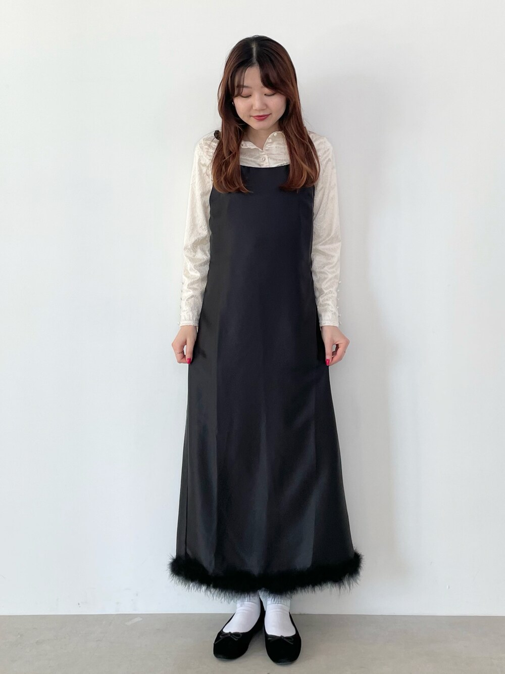 「休日スタイル、お出かけコーデ、私の推しブランド、キャミワンピ、ロングワンピース、ファー、骨格ナチュラル、ootd、サテンワンピース」｜「MIRO AMURETTEのdressy fur cami onepiece（ワンピース、ブラック系）」を使った、YUKAさん（レディース・160cm）の冬コーディネートの2枚目の写真